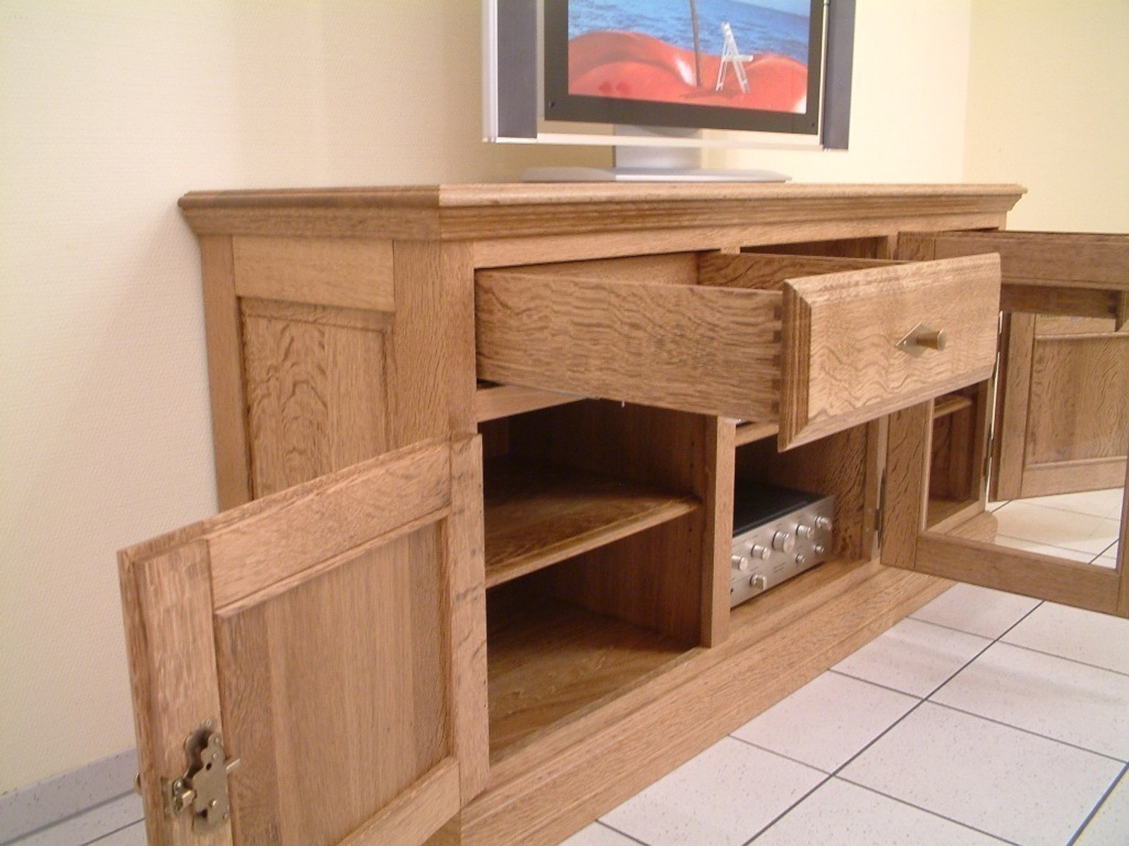 TV-Anrichte Norden 3-türig, mittig mit Glastür für Geräte, in Eiche