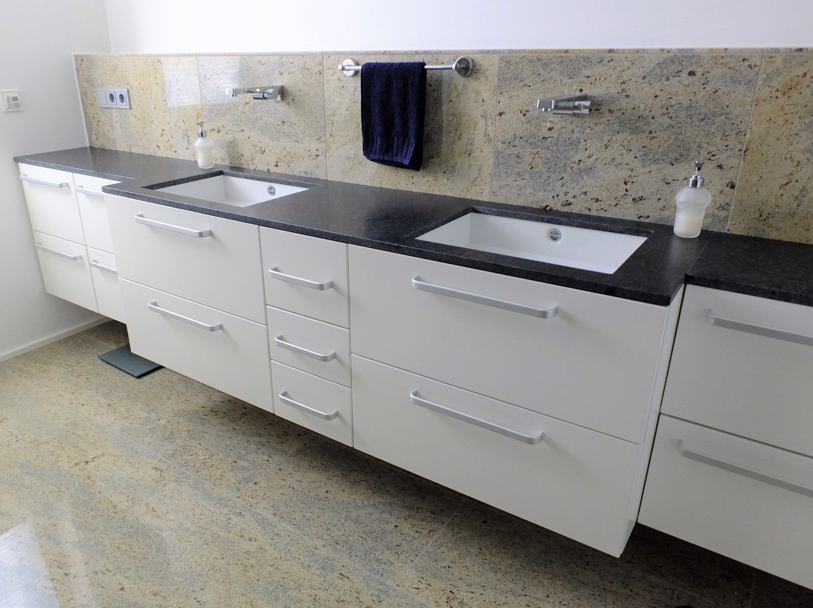 Badmöbel / Waschtisch in Buche deckend weiß lackiert - Hier mit