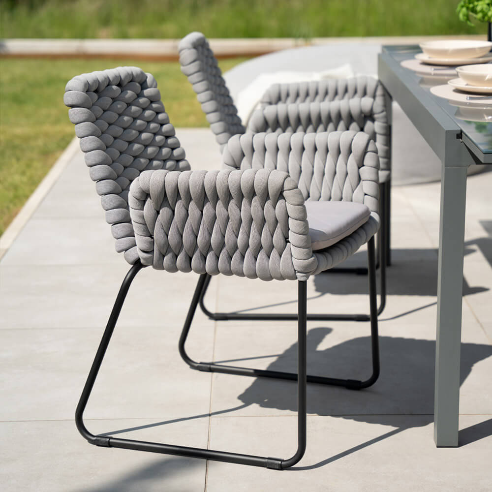 Home Deluxe Silla de jardín con reposabrazos de mimbre BALERO gris claro - Cantidad: 2
