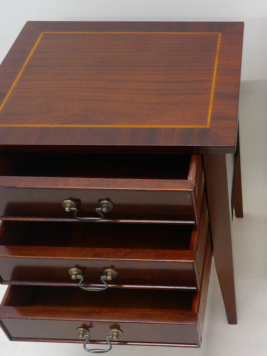 Nachttisch Nachtschrank Nachtkonsole im englischen Stil aus Mahagoni