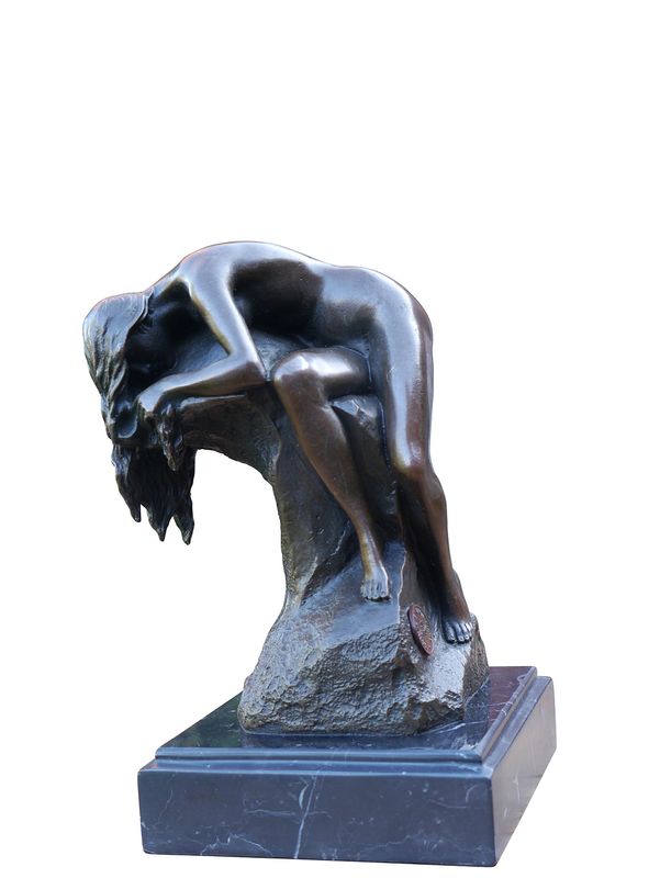 Bronze Figur Skulptur einer nackten Frau auf einem Felsen sitzend 5338
