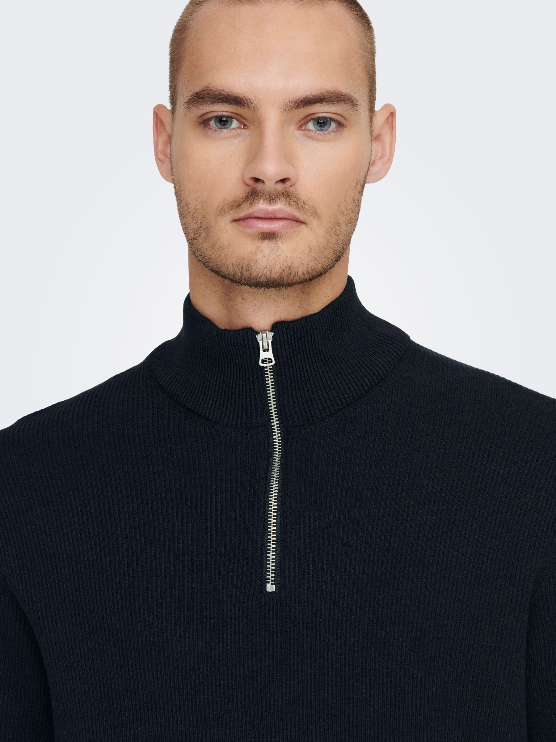 22023210_3967753_7.jpg Feiner Strickpullover mit Reißverschluss Rundkragen