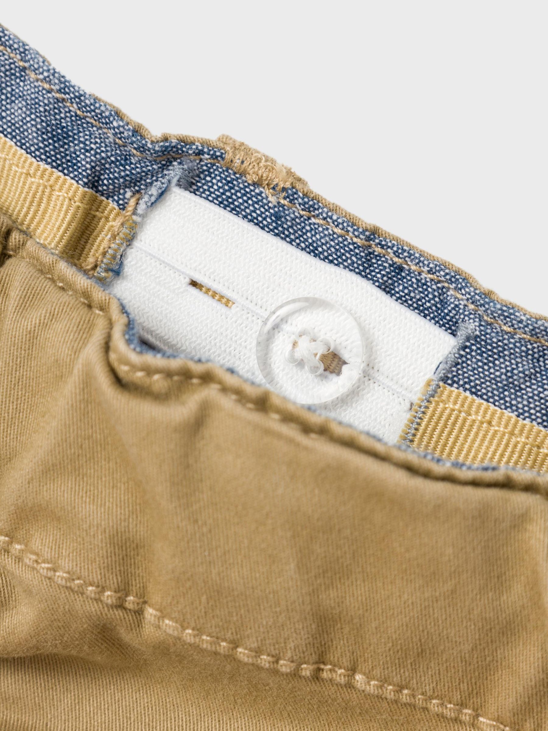 NAME-IT_SpringSummer2024_4384646_13224980_2.jpg Jungen Chino Hose Elastische Twill Pants Jogginghose NMMRYAN