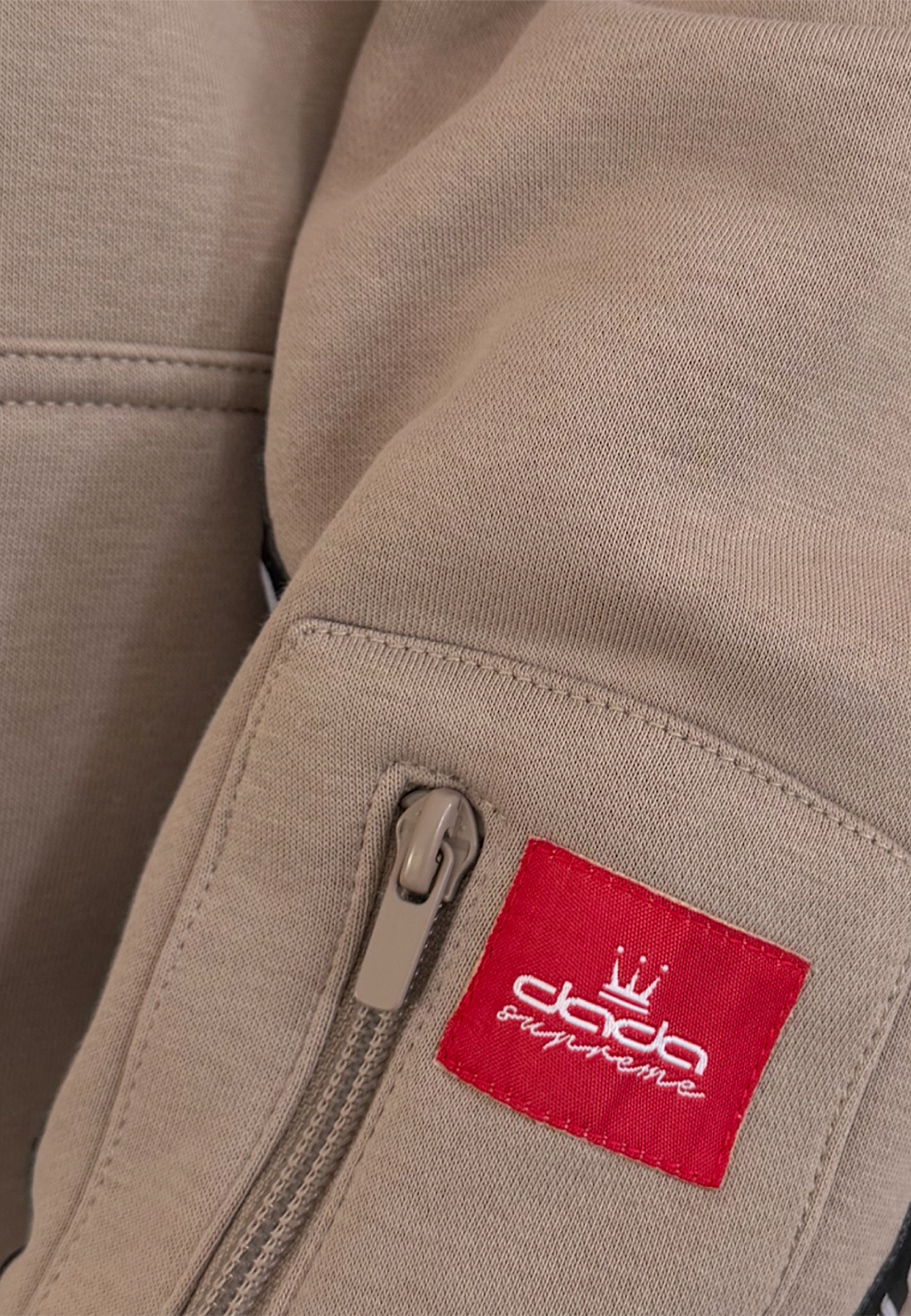 Stylischer Hoodie Kapuze Logo Stickerei Ärmeltasche Stylischer Hoodie Kapuze Logo Stickerei Ärmeltasche
