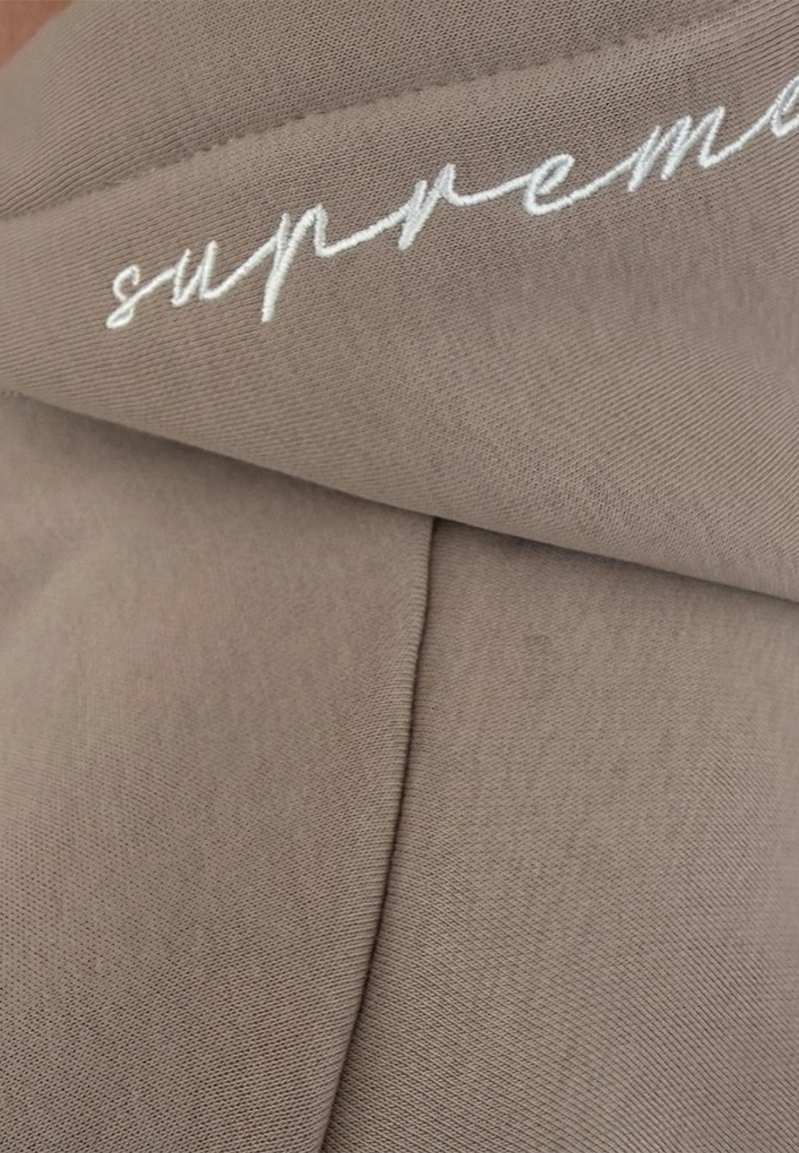 Stylischer Hoodie Kapuze Logo Stickerei Ärmeltasche Stylischer Hoodie Kapuze Logo Stickerei Ärmeltasche
