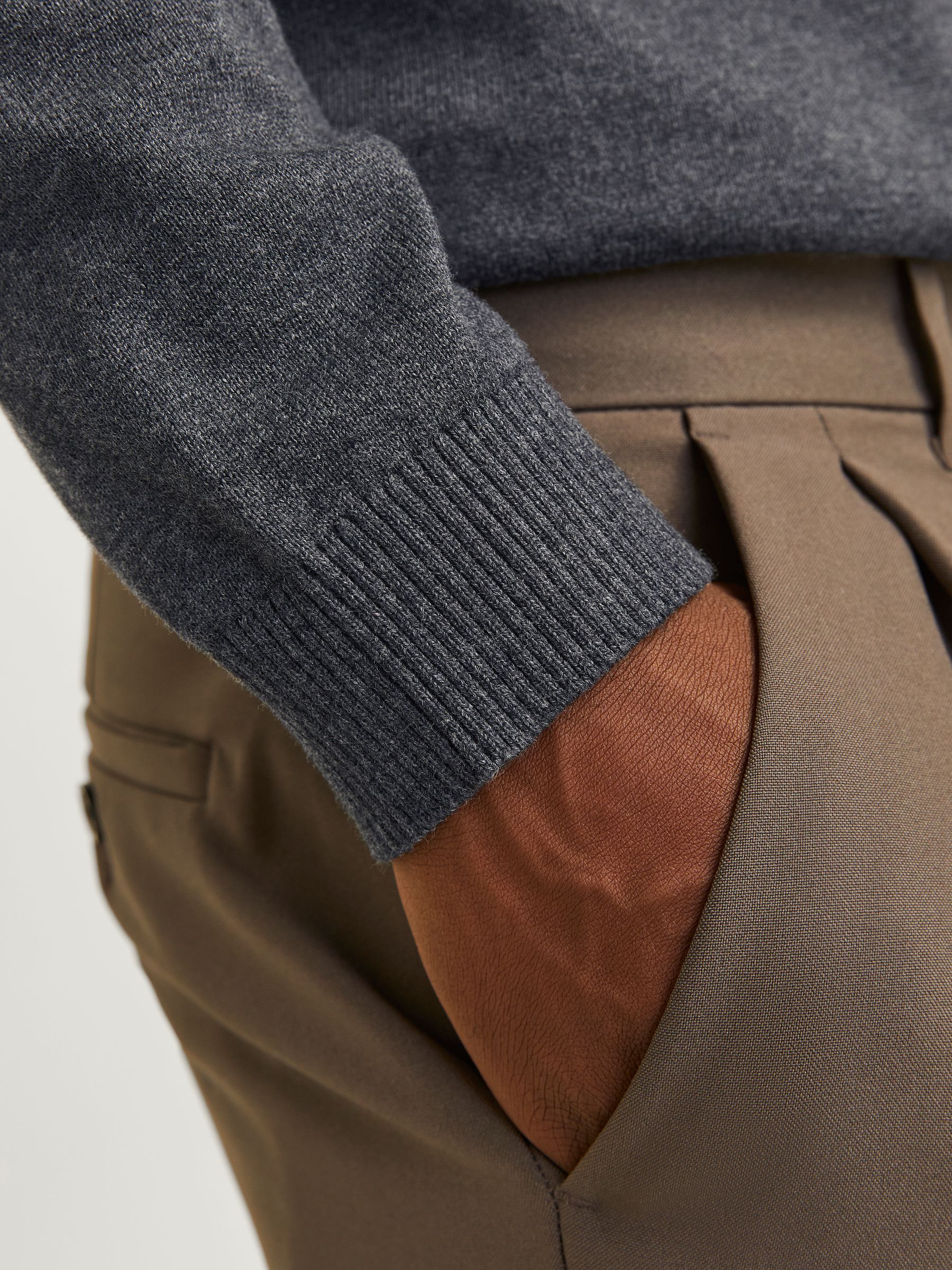 12258051_4510632_5.jpg Rollkragenpullover mit Rippbündchen und Logo-Patch