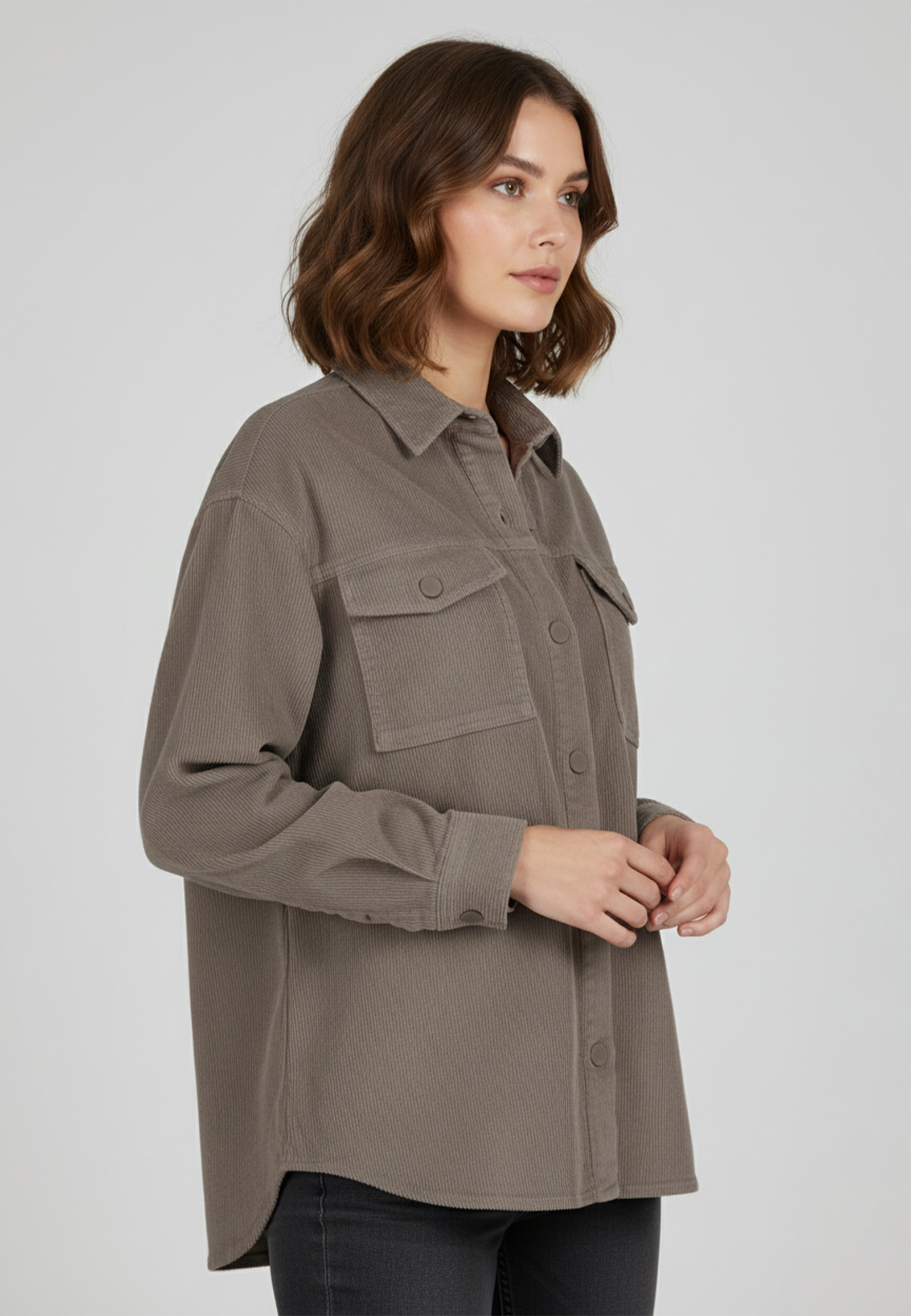 Klassisches Cord-Hemd im modernen Design mit Fronttaschen Klassisches Cord-Hemd im modernen Design mit Fronttaschen