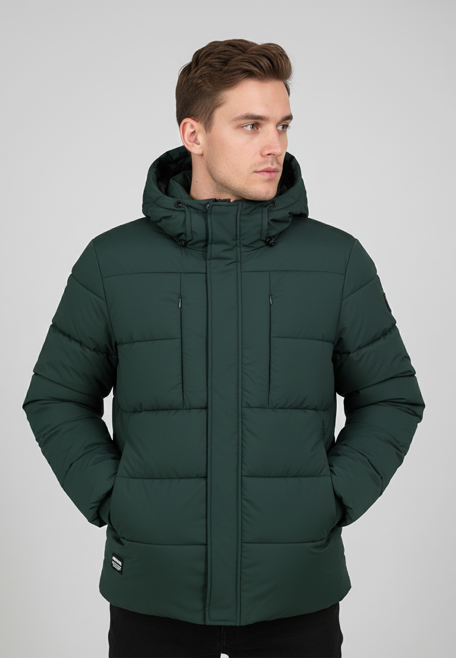 Wattierte Outdoorjacke mit Kapuze und mehreren Taschen Wattierte Outdoorjacke mit Kapuze und mehreren Taschen