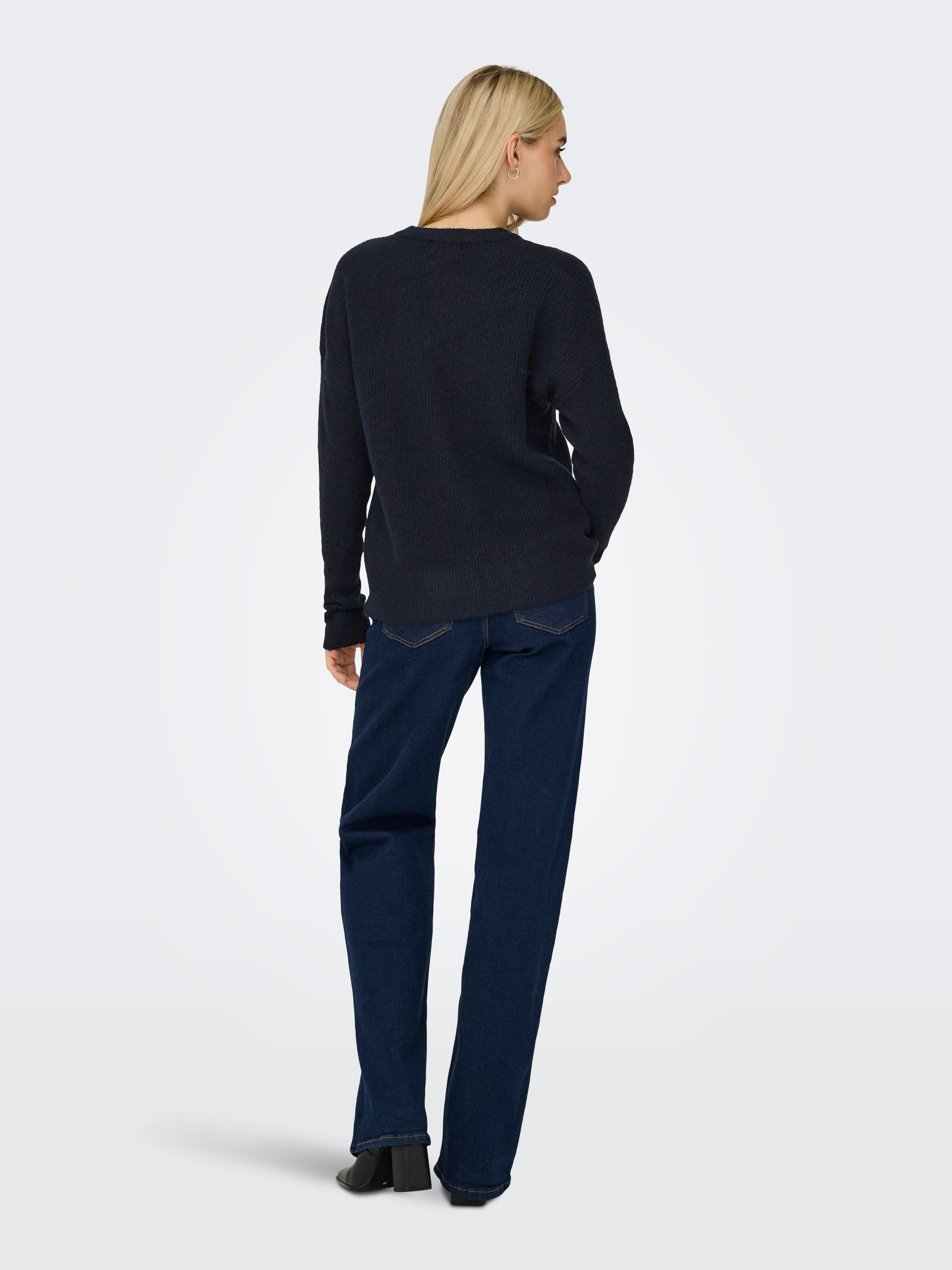 ONLY_FallWinter2025_4690383_15339731_6.jpg Modischer Pullover mit Rundhals und langen Ärmeln