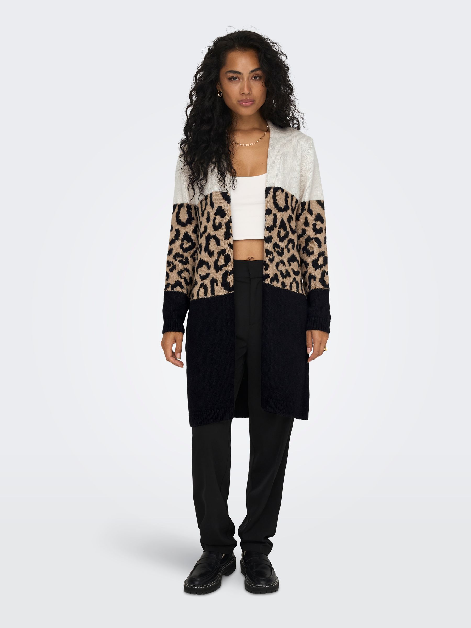 ONLY_FallWinter2023_4237611_15294968_3.jpg Leoparden-Print Strick-Cardigan mit offenem Design