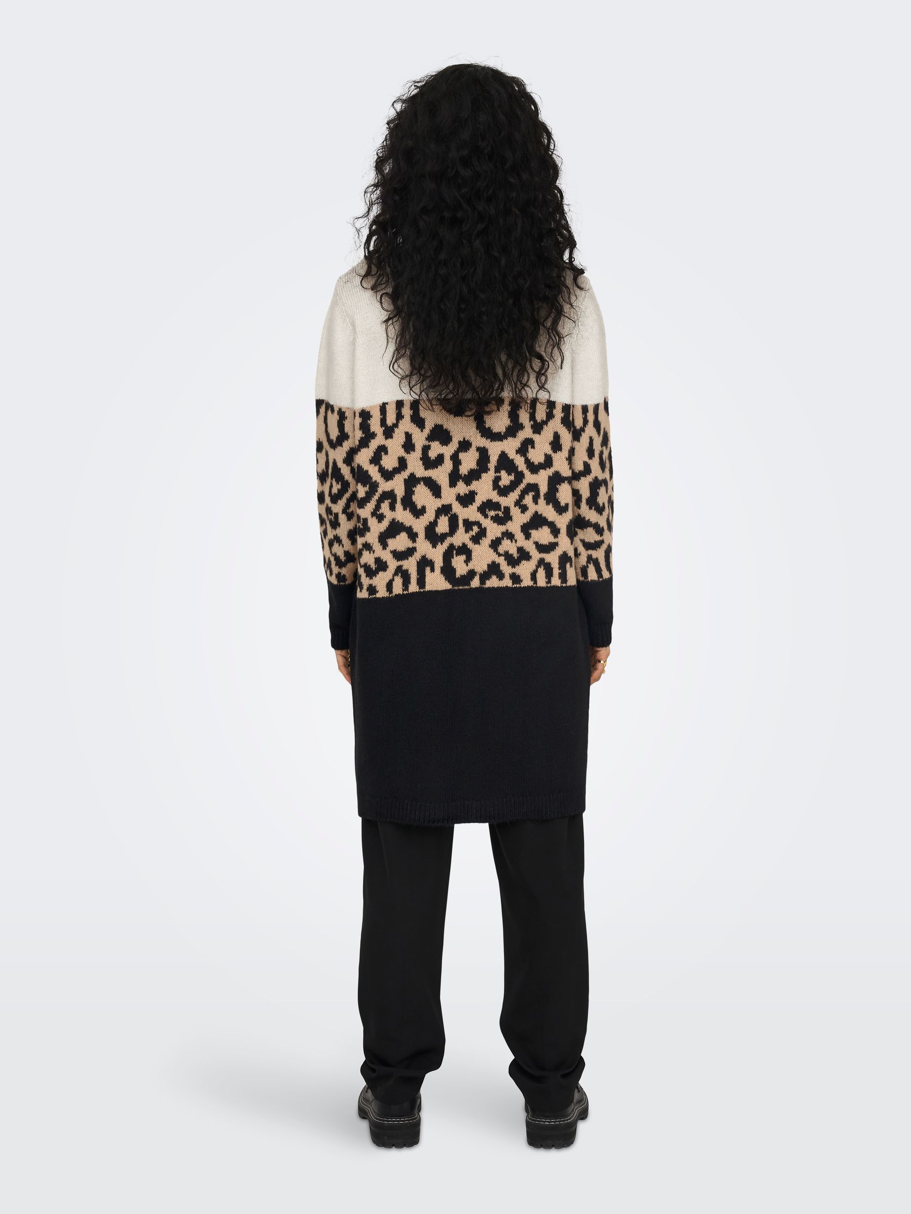 ONLY_FallWinter2023_4237611_15294968_4.jpg Leoparden-Print Strick-Cardigan mit offenem Design