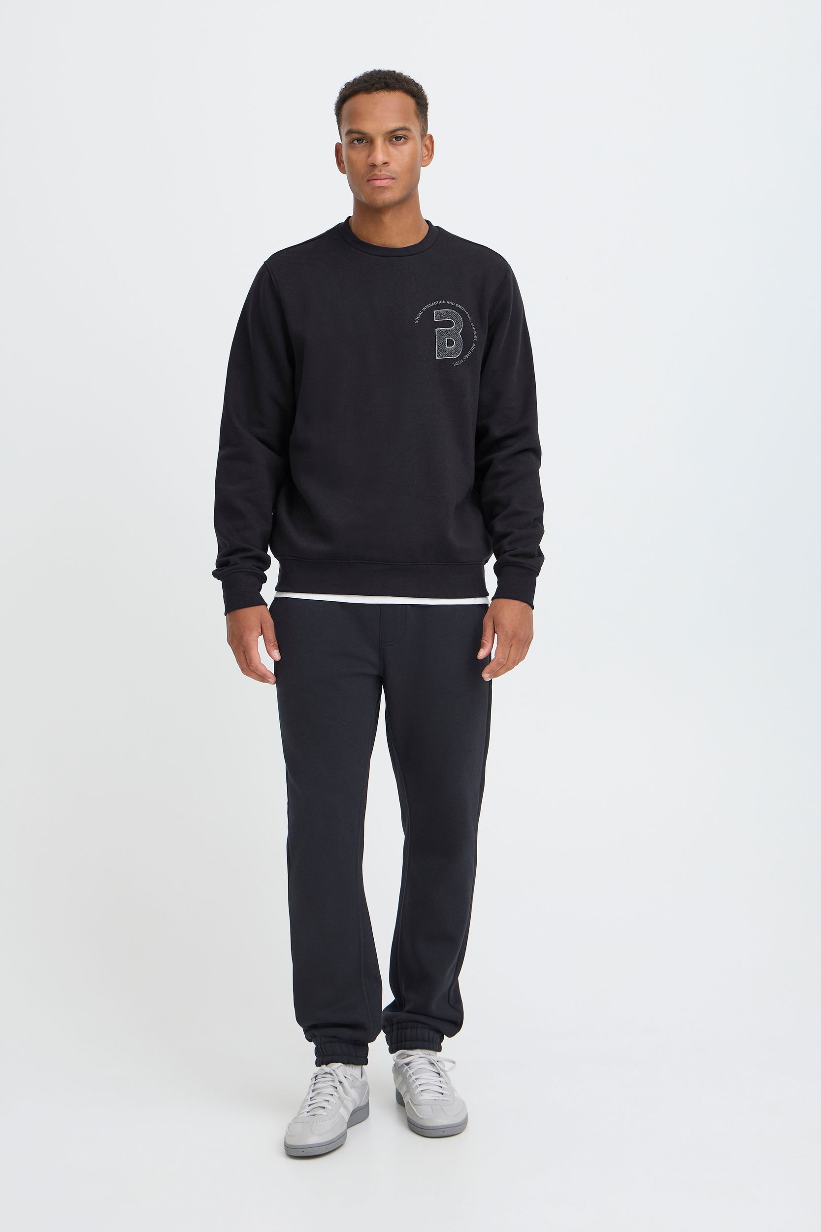 Langärmliges Shirt mit Rundhals und gestreiftem Muster Langärmliges Shirt mit Rundhals und gestreiftem Muster