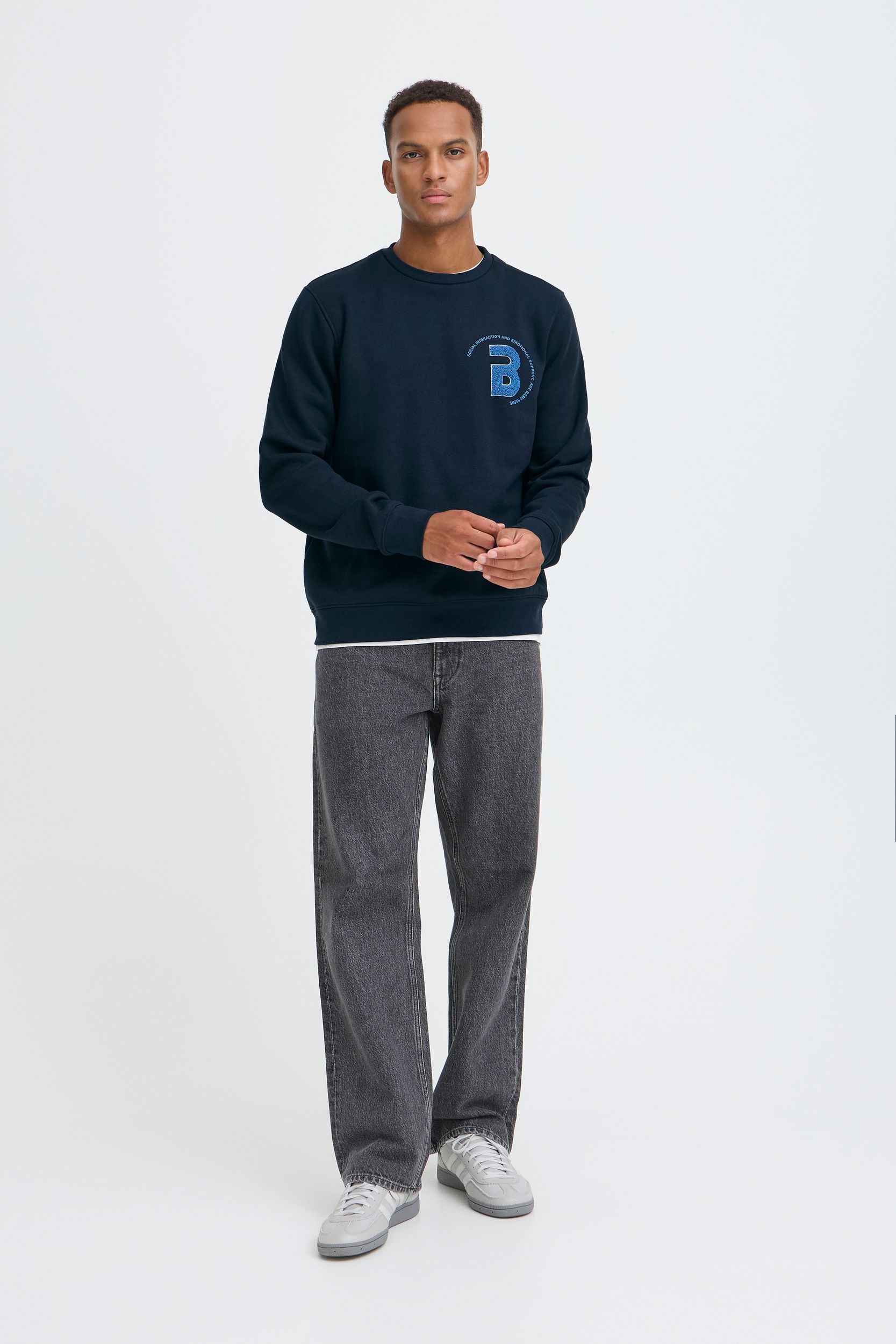 Langärmliges Shirt mit Rundhals und gestreiftem Muster Langärmliges Shirt mit Rundhals und gestreiftem Muster