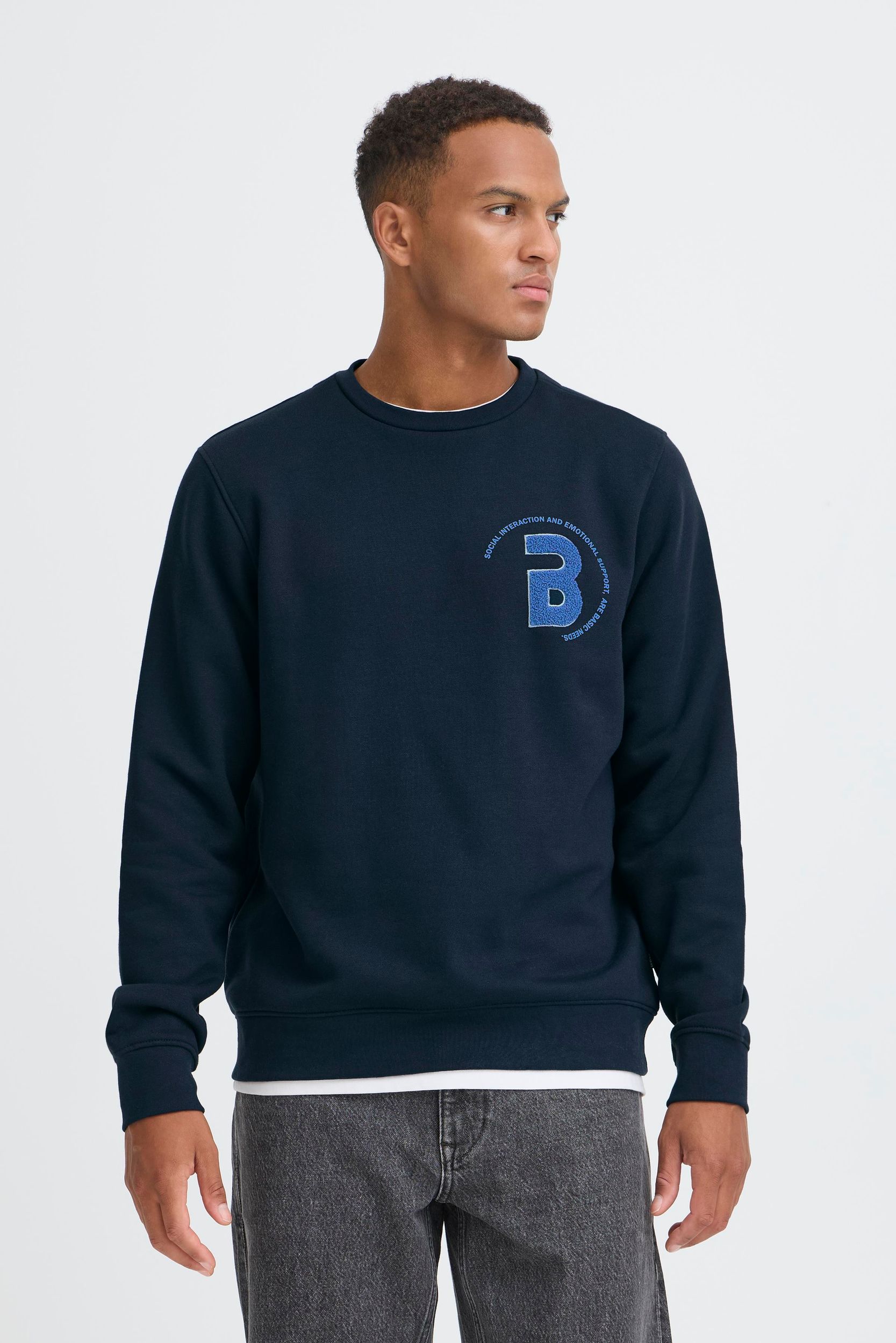 Langärmliges Shirt mit Rundhals und gestreiftem Muster Langärmliges Shirt mit Rundhals und gestreiftem Muster