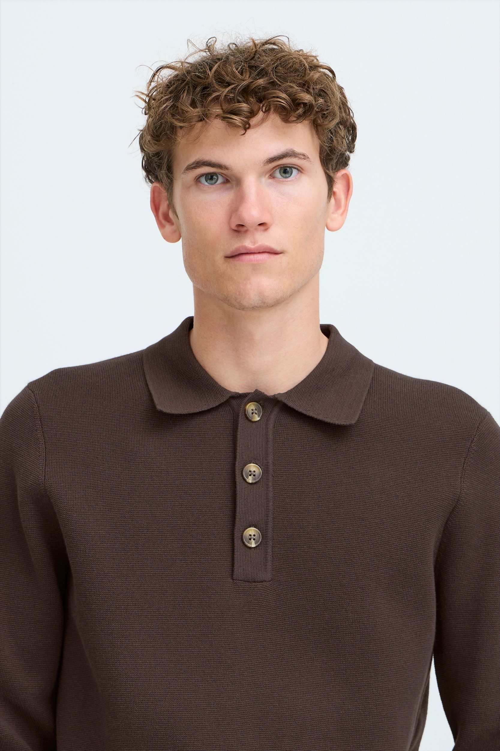 20506023_190712_350.jpg Weiches Strickoberteil mit langen Ärmeln Knöpfen und Kragen