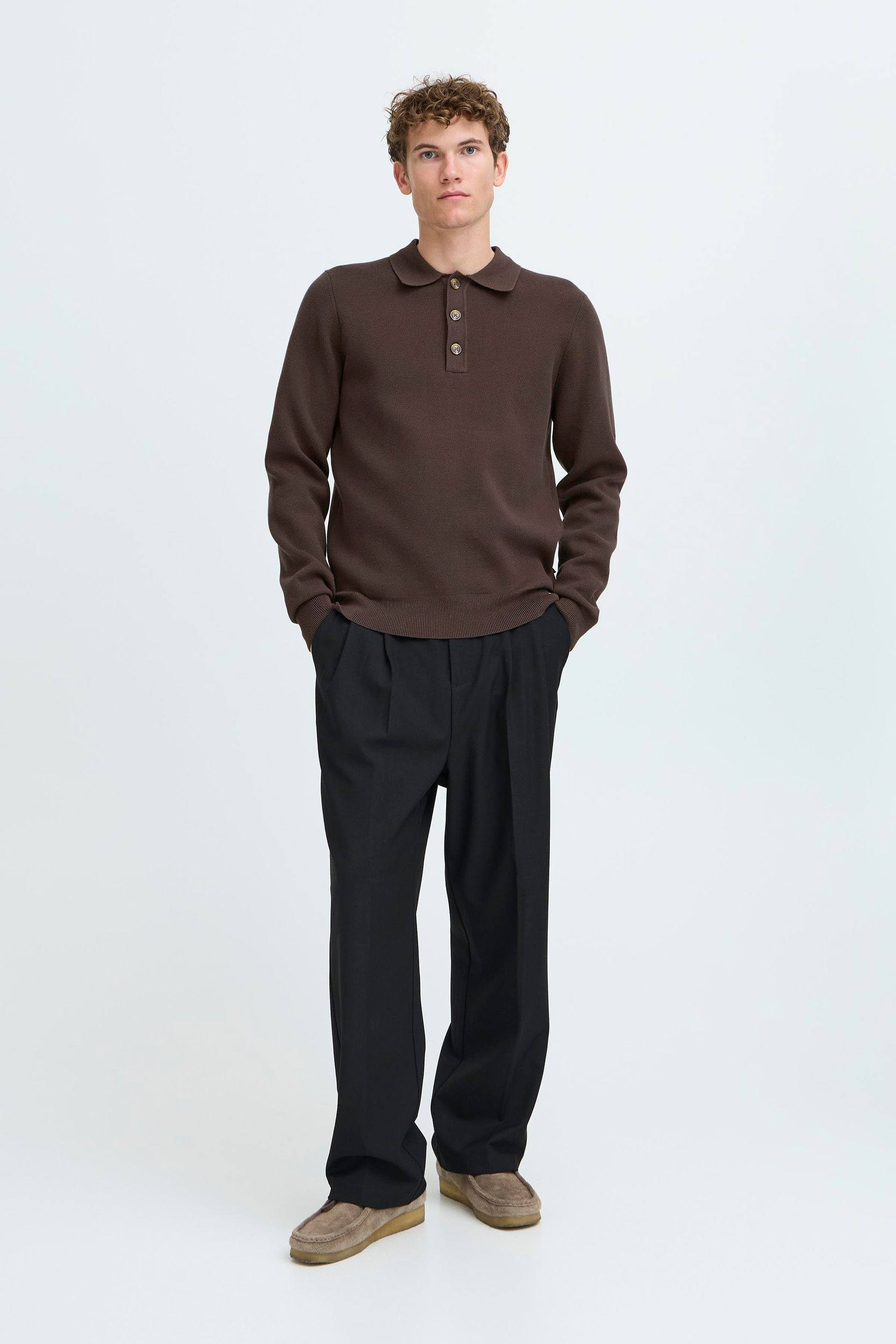 20506023_190712_400.jpg Weiches Strickoberteil mit langen Ärmeln Knöpfen und Kragen