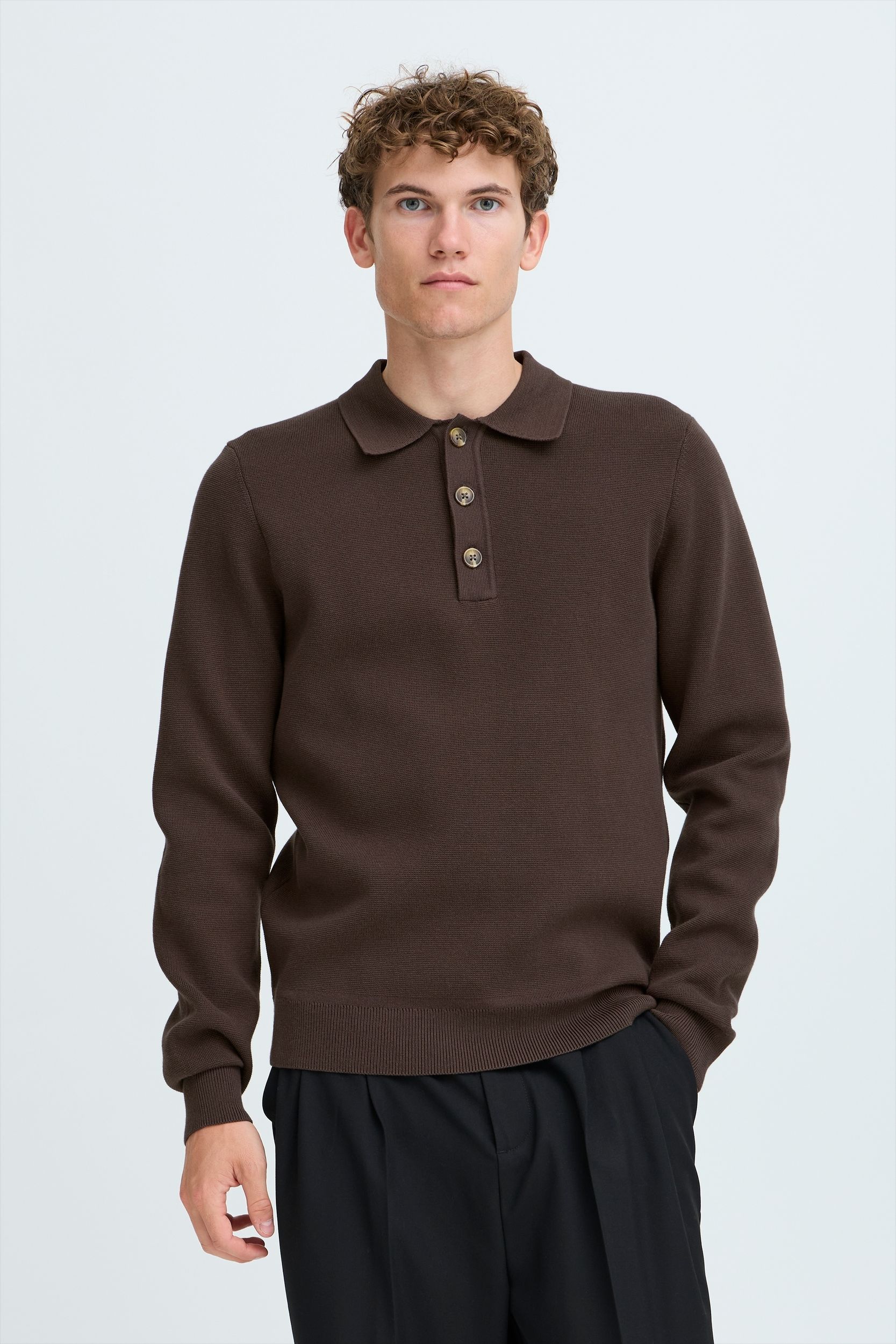 20506023_190712_500.jpg Weiches Strickoberteil mit langen Ärmeln Knöpfen und Kragen