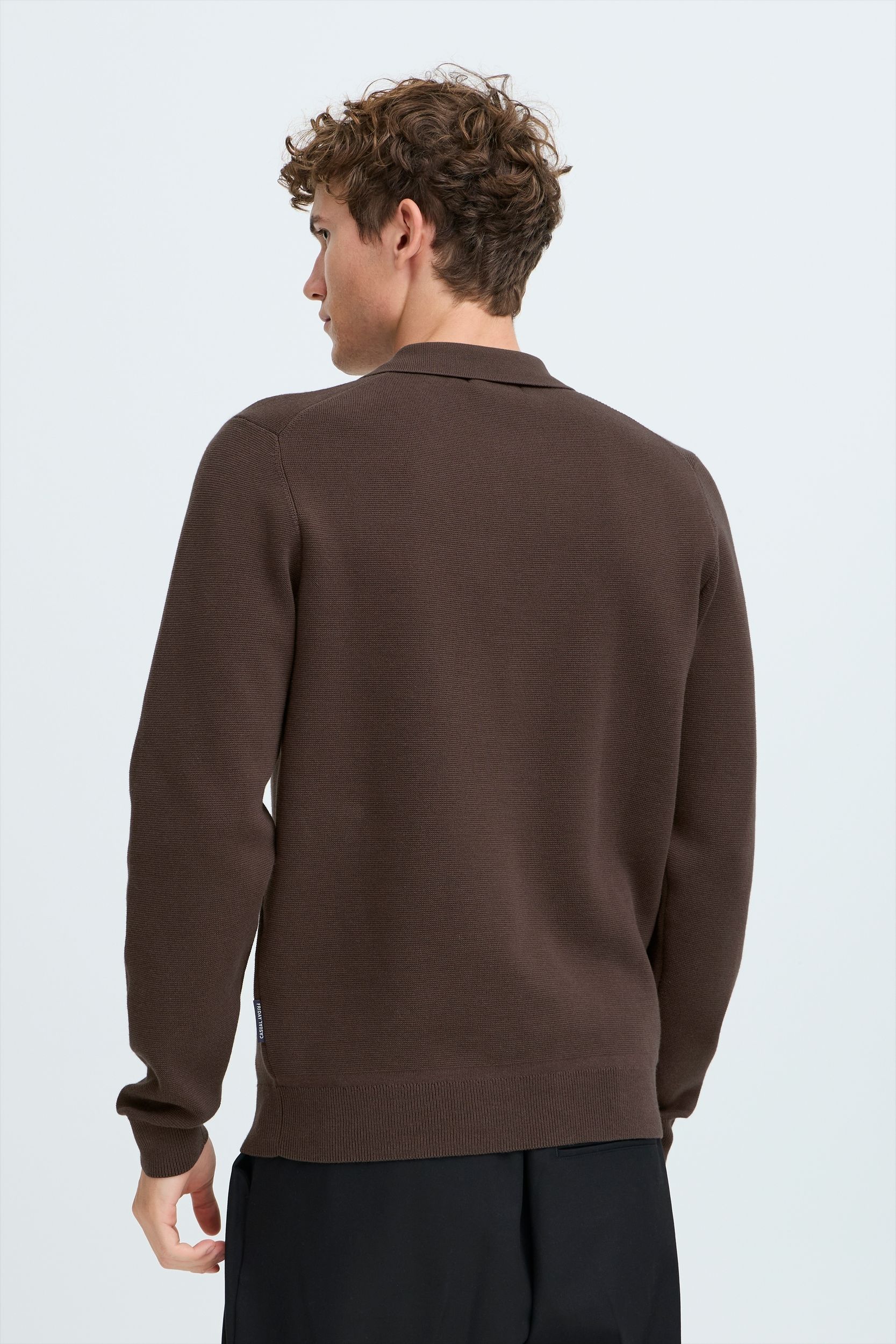 20506023_190712_550.jpg Weiches Strickoberteil mit langen Ärmeln Knöpfen und Kragen