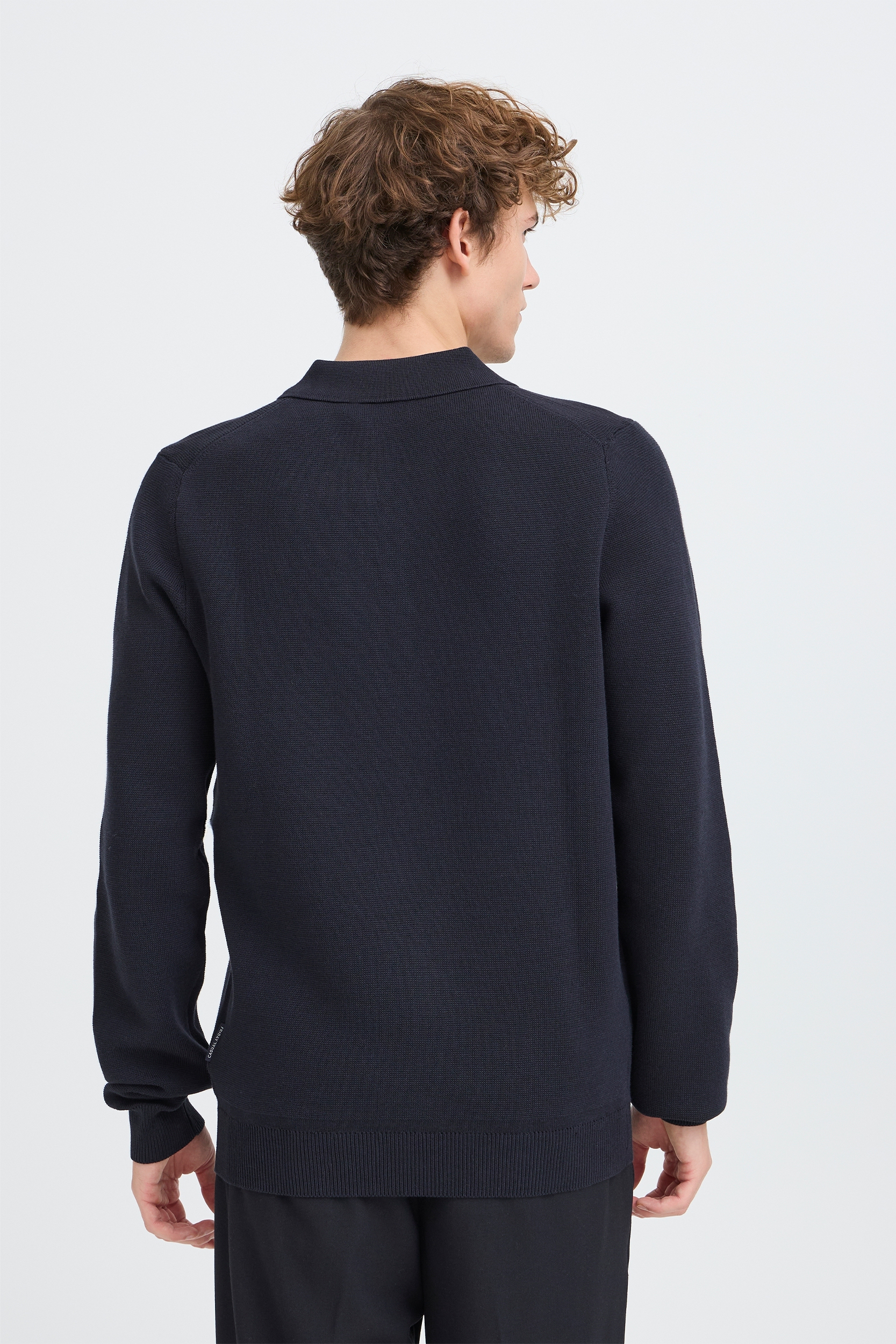 Weiches Strickoberteil mit langen Ärmeln Knöpfen und Kragen Weiches Strickoberteil mit langen Ärmeln Knöpfen und Kragen