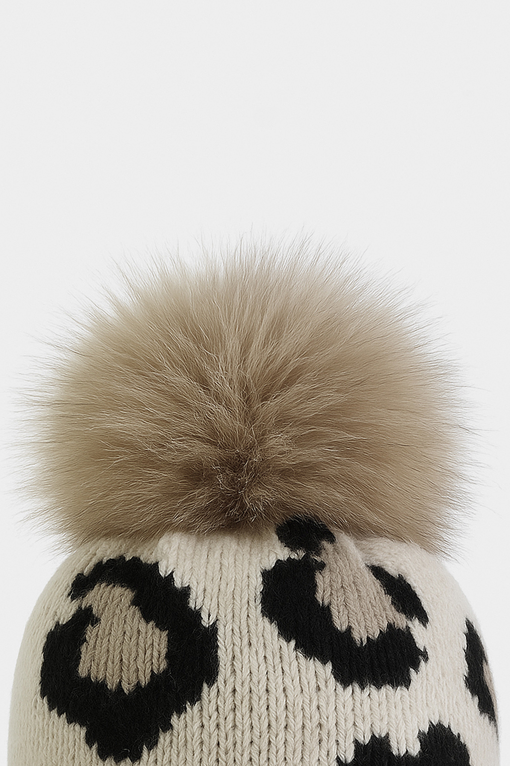 Modische Strickmütze mit Bommel für kalte Tage Modische Strickmütze mit Bommel für kalte Tage