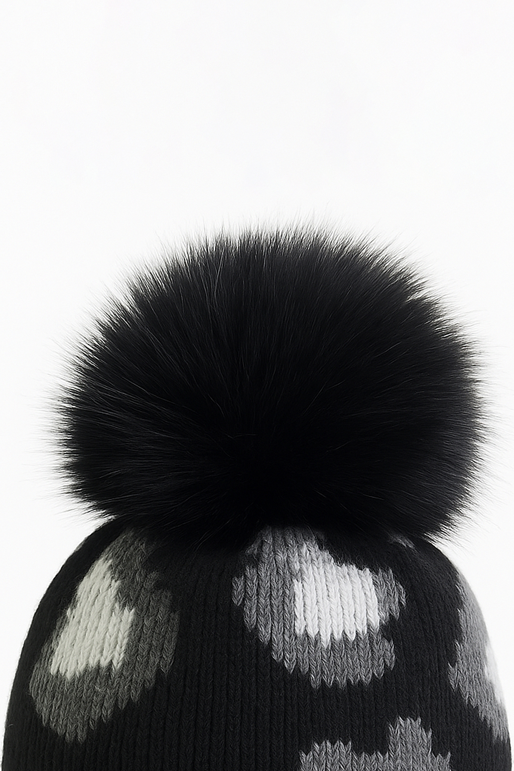 Modische Strickmütze mit Bommel für kalte Tage Modische Strickmütze mit Bommel für kalte Tage