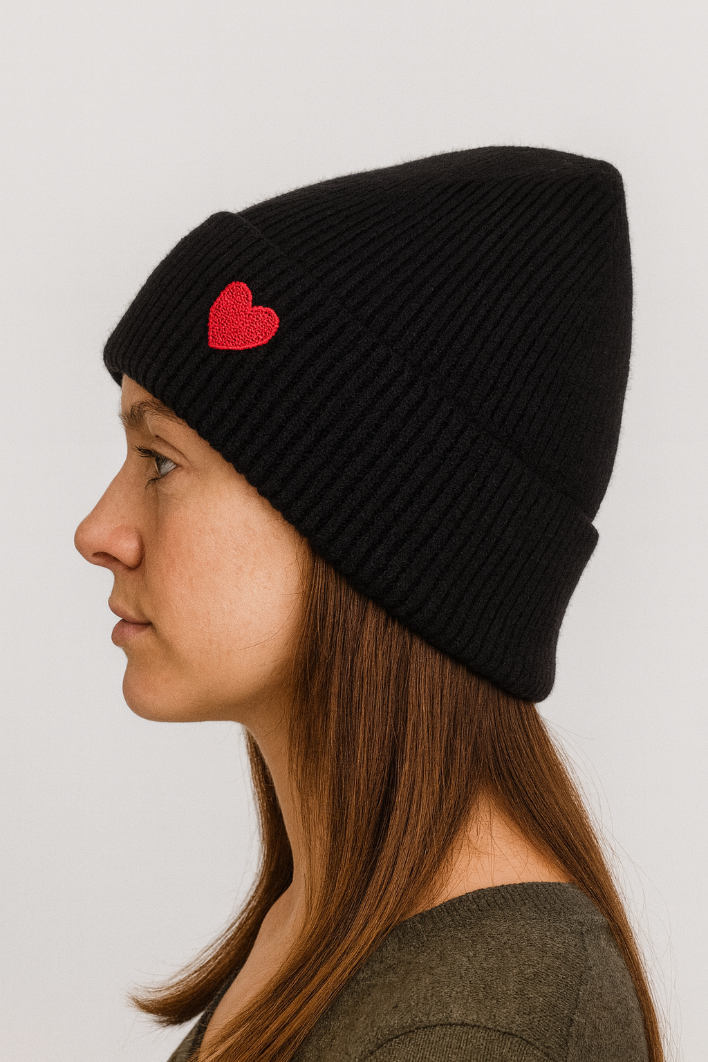 Gemusterte Strickmütze mit Rippbündchen dezenter Stickerei Gemusterte Strickmütze mit Rippbündchen dezenter Stickerei