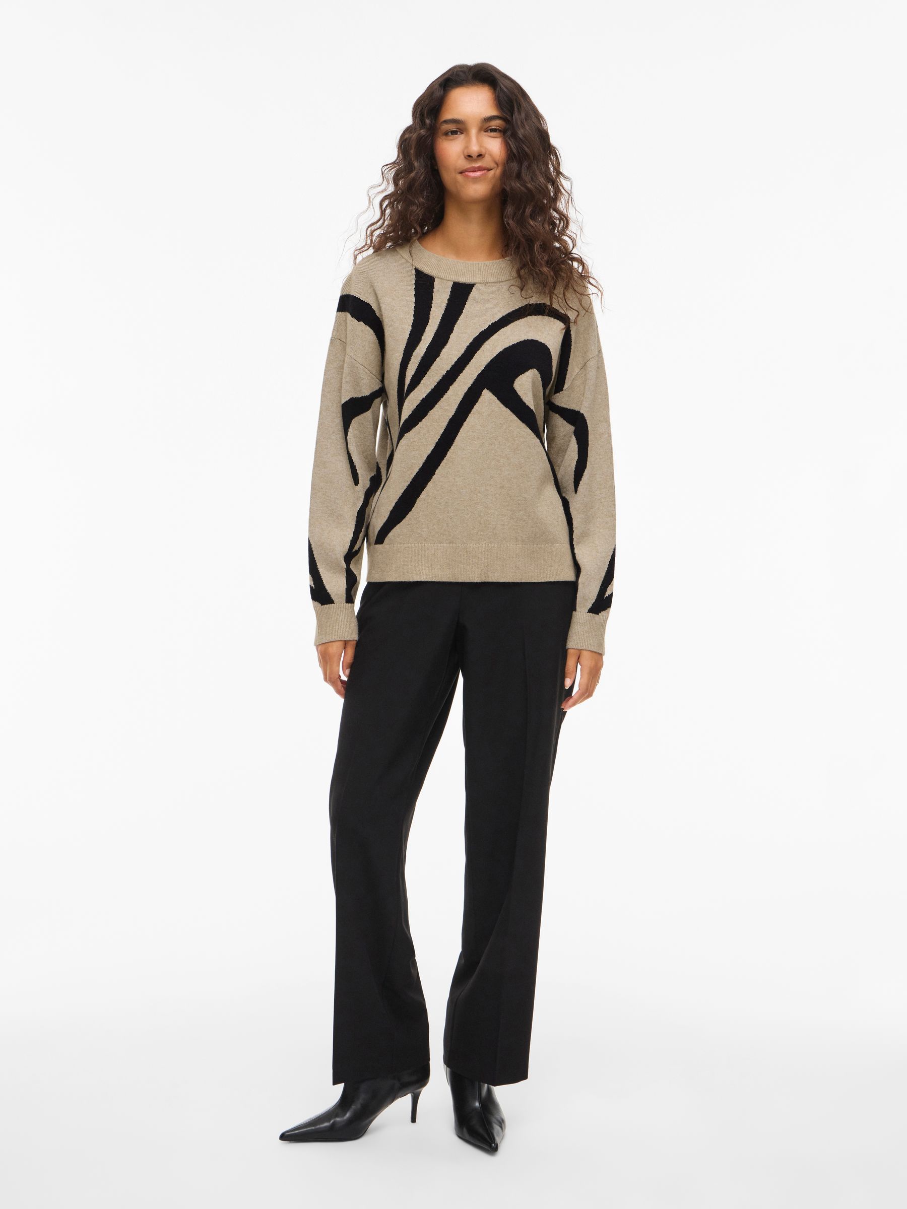14107347_4769751_6.jpg Moderner Pullover mit abstraktem grafischem Design