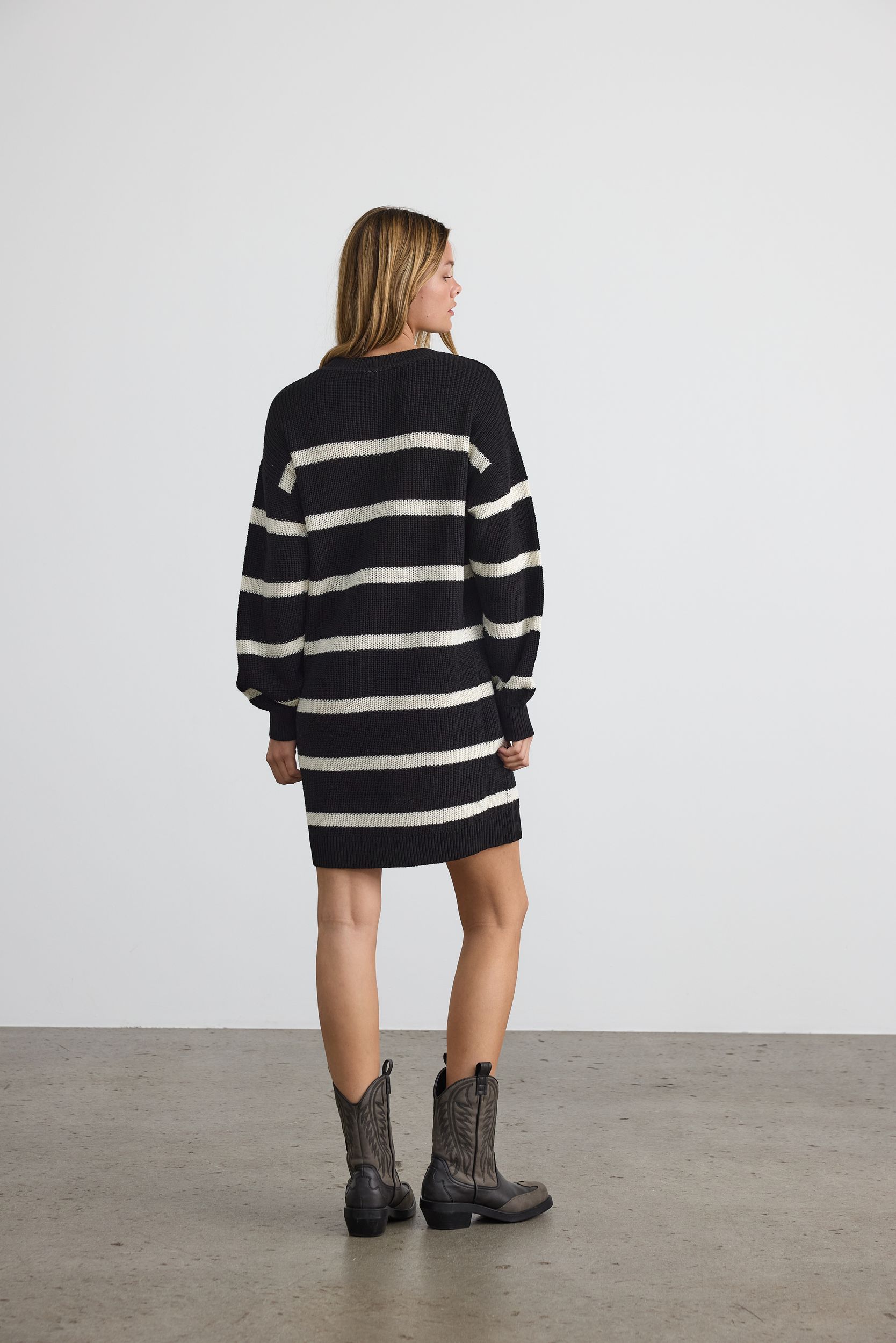 27027577_4523961_7.jpg Gestreiftes Strickkleid mit Rundhalsausschnitt