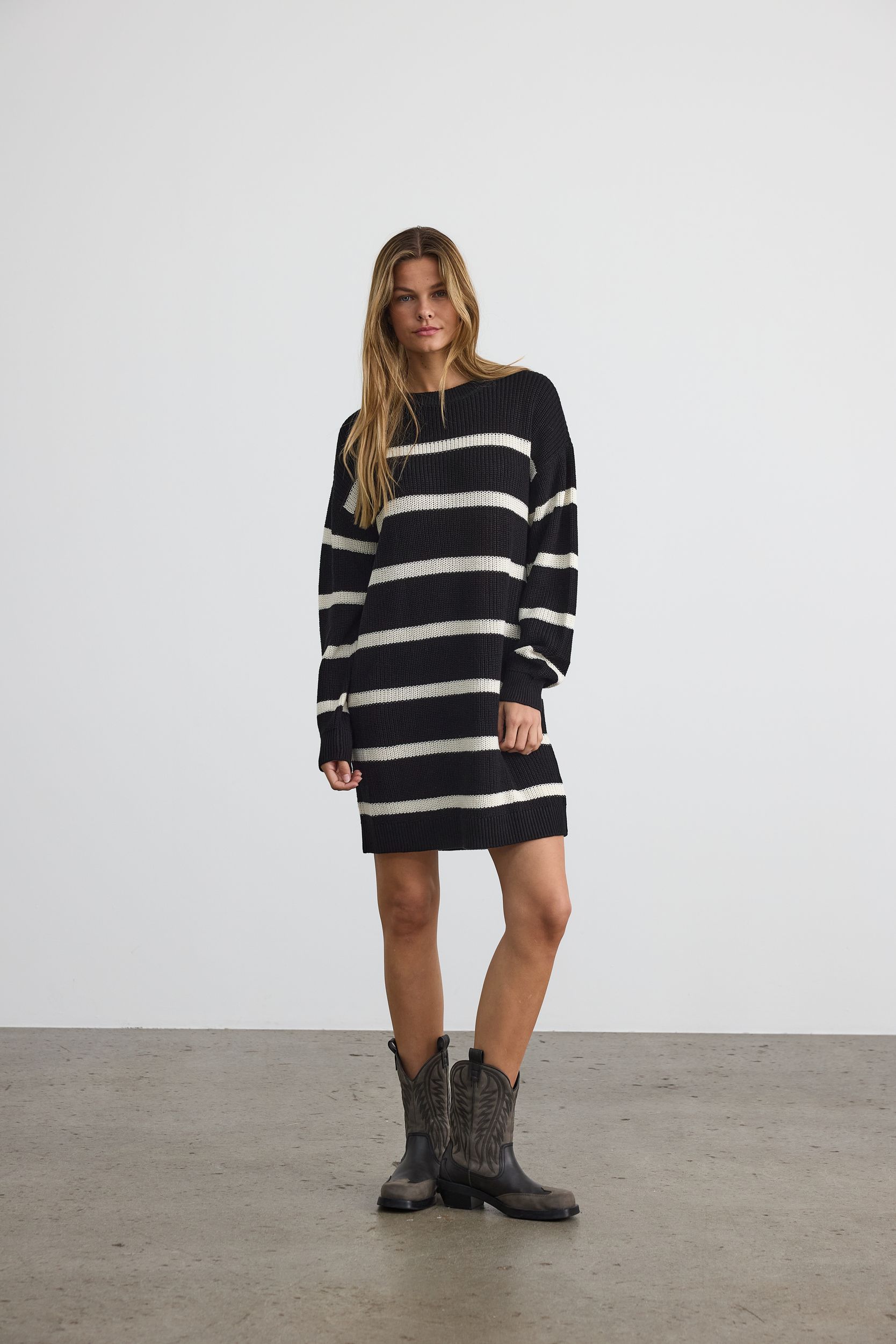 27027577_4523961_8.jpg Gestreiftes Strickkleid mit Rundhalsausschnitt