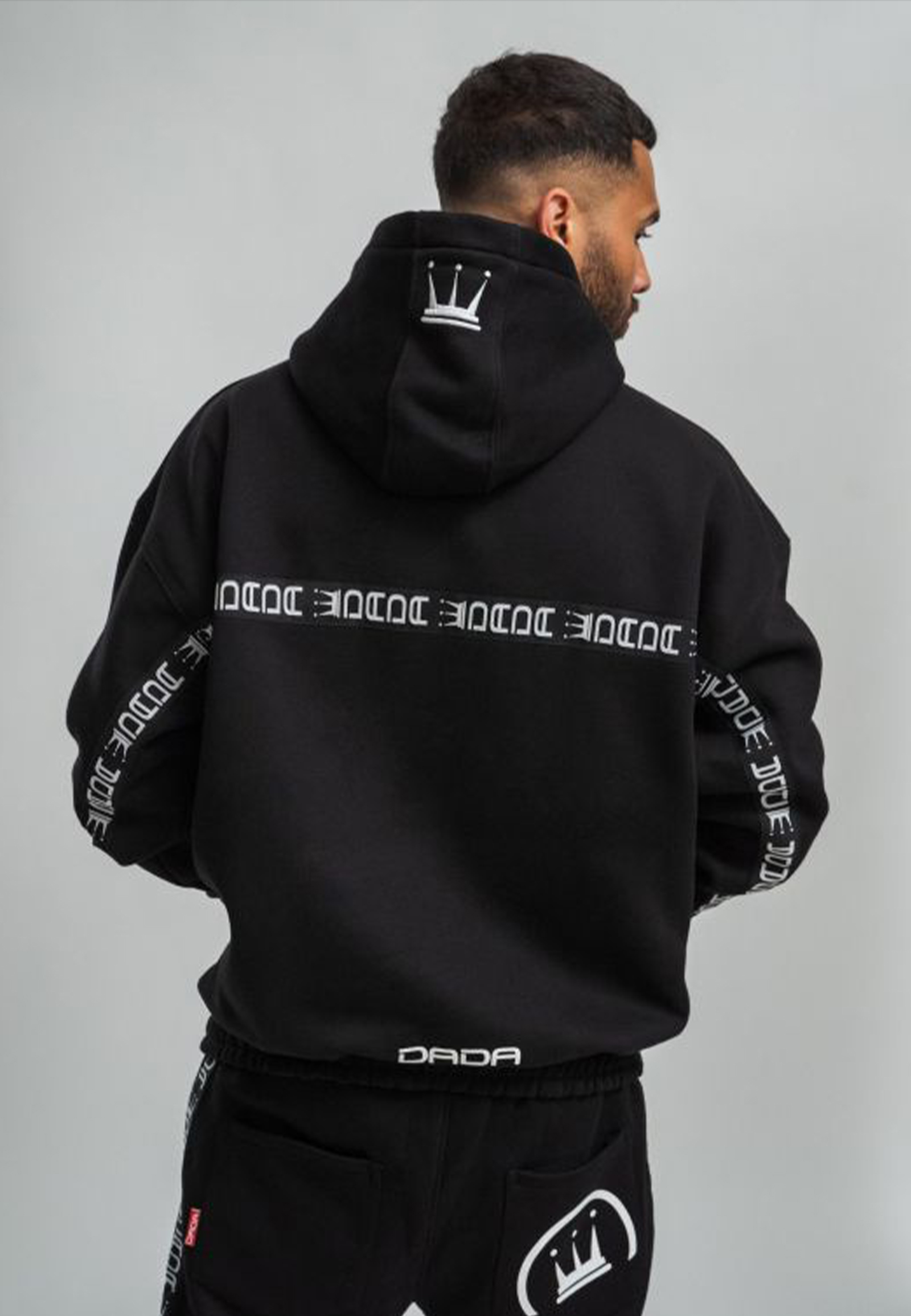 Streetwear Hoodie mit Logo Ärmeltasche Stickerei Streetwear Hoodie mit Logo Ärmeltasche Stickerei