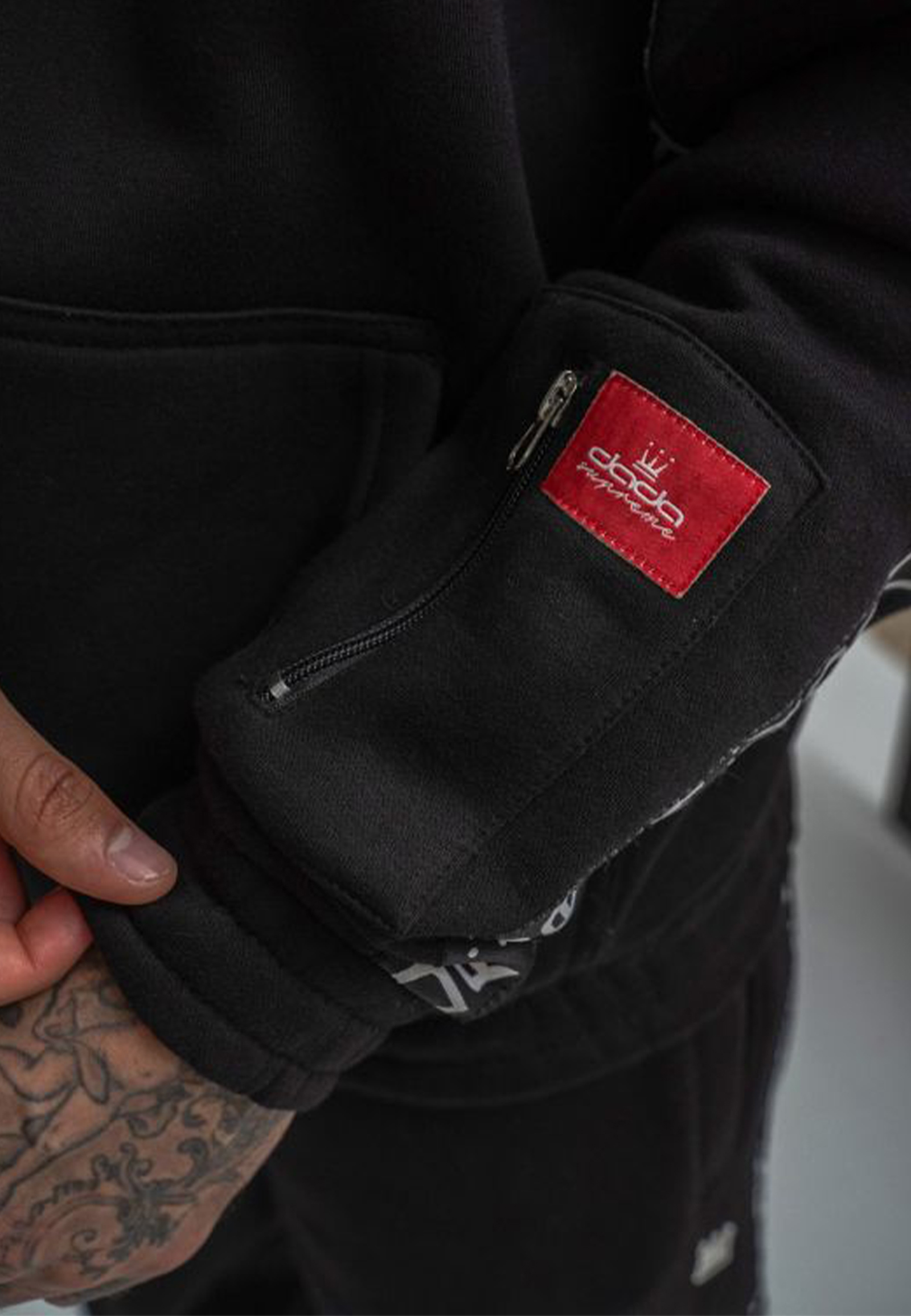 Streetwear Hoodie mit Logo Ärmeltasche Stickerei Streetwear Hoodie mit Logo Ärmeltasche Stickerei