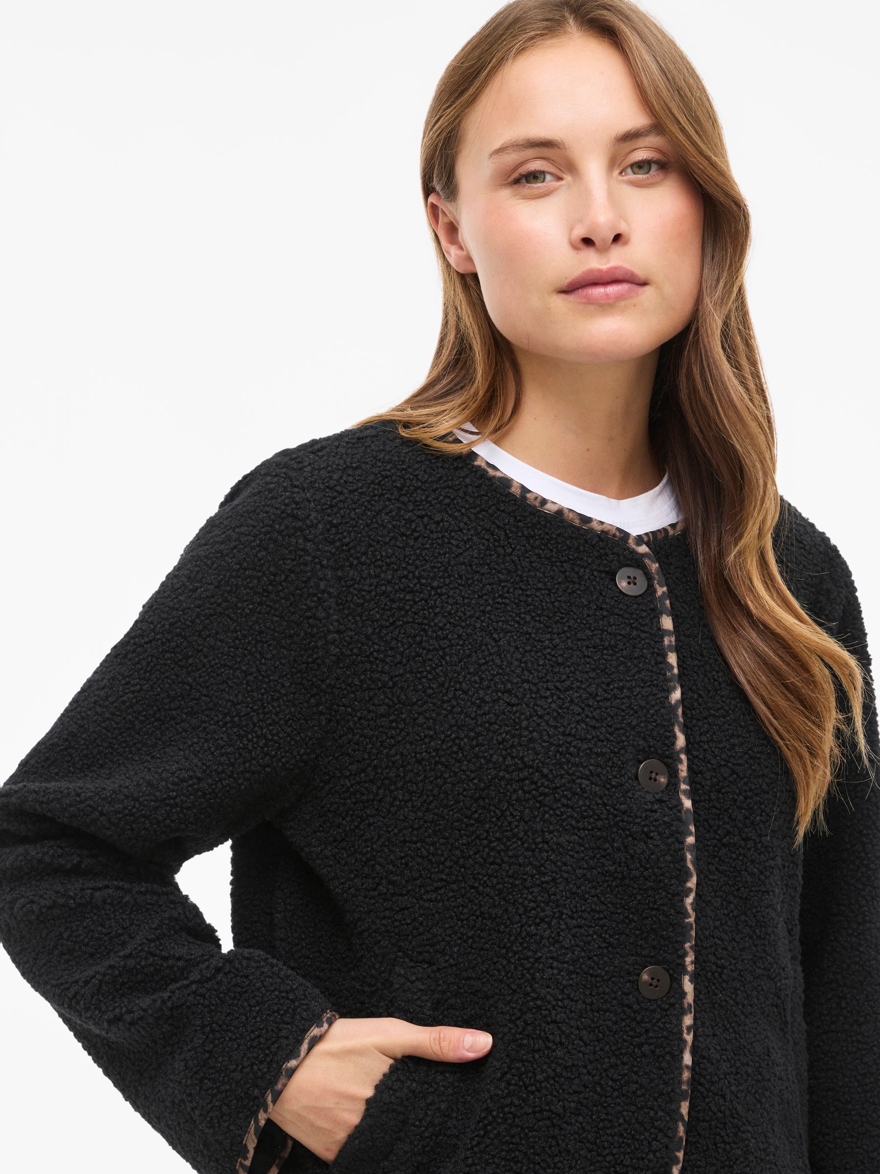 14114158_4971018_6.jpg Stilvolle Jacke mit Knopfverschluss Teddy Rundhalsausschnitt