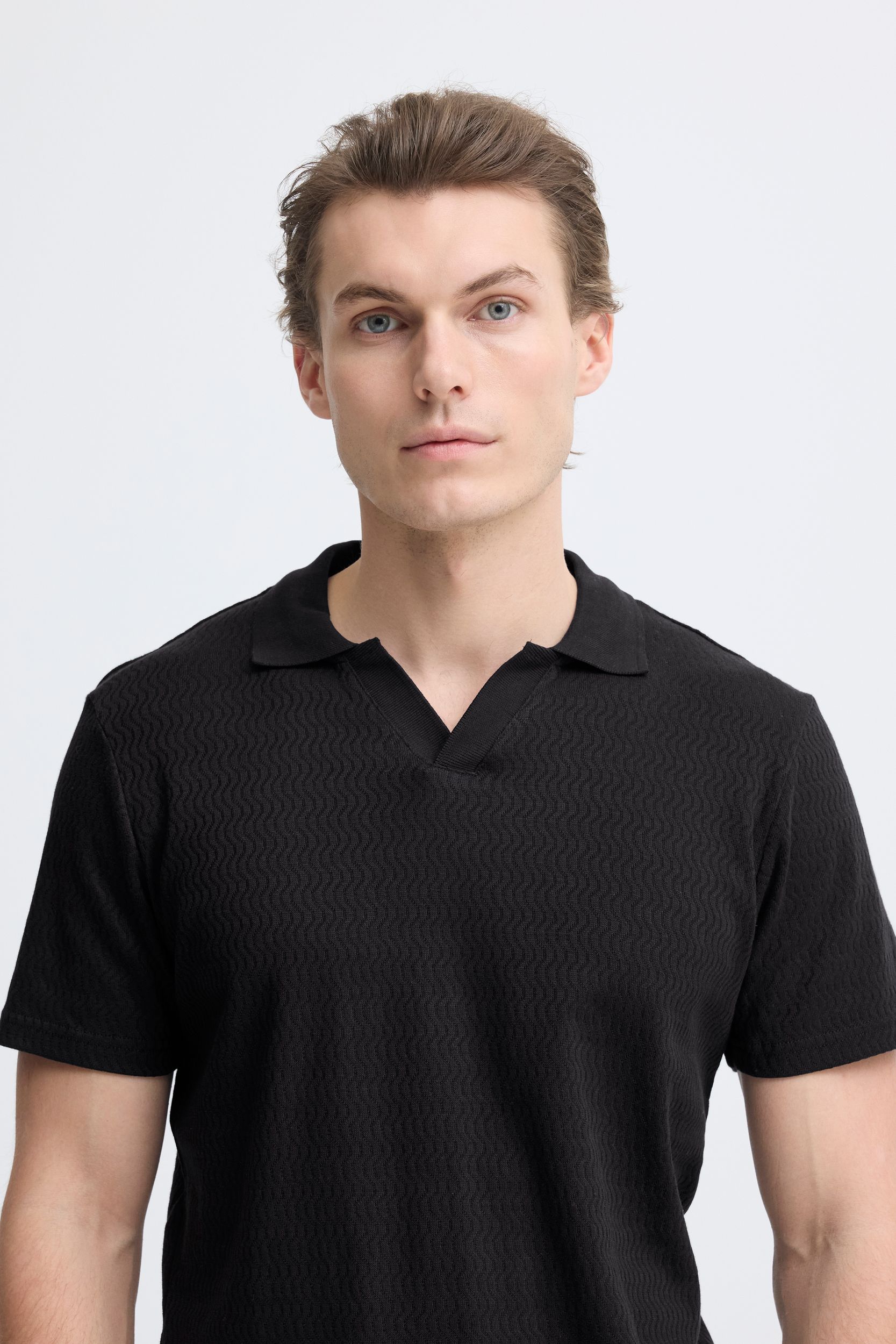 20720420-193911_193911_4.jpg Stilvolles Kurzarmshirt V-Ausschnitt Polokragen Casual