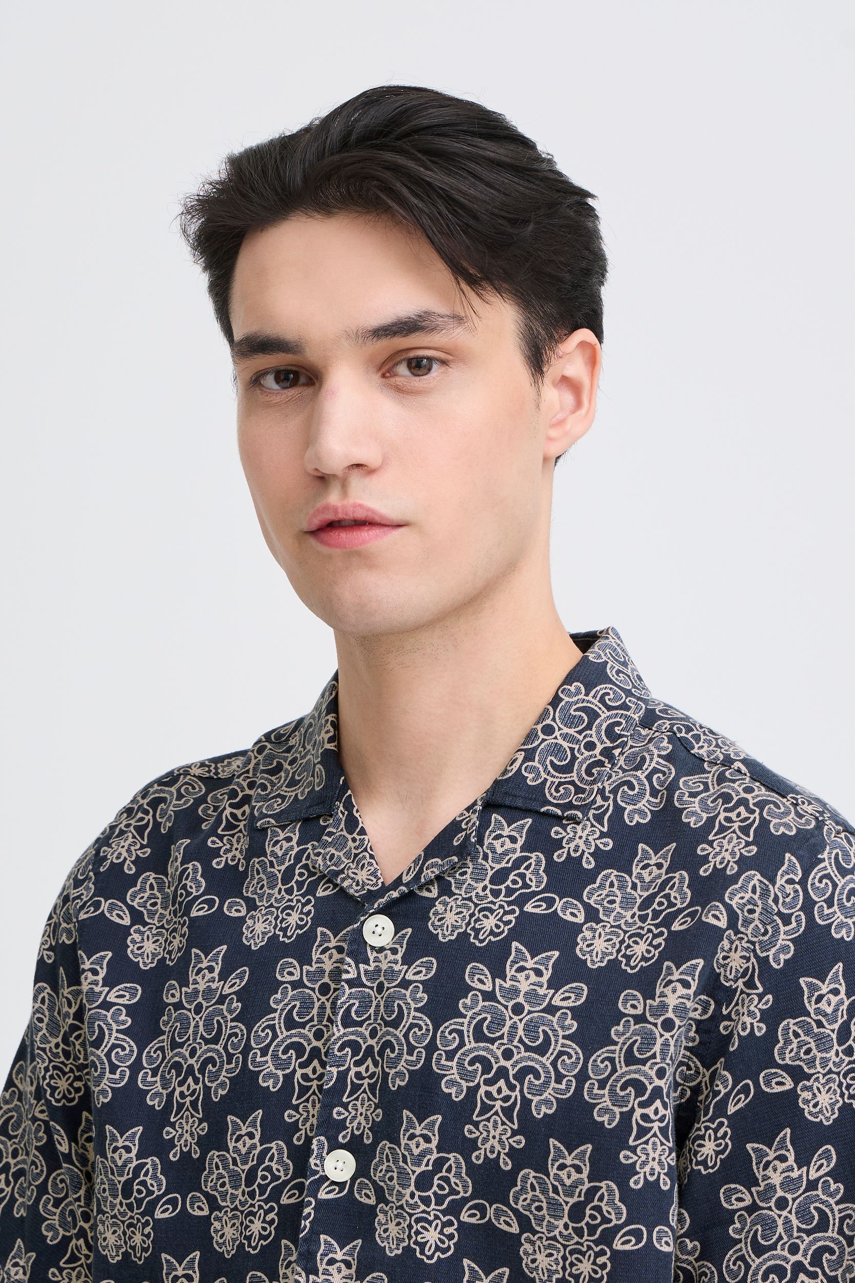 20506157_193923_350.jpg Bequemes Kurzarmshirt Knopfleiste Ornamentmuster Modisch