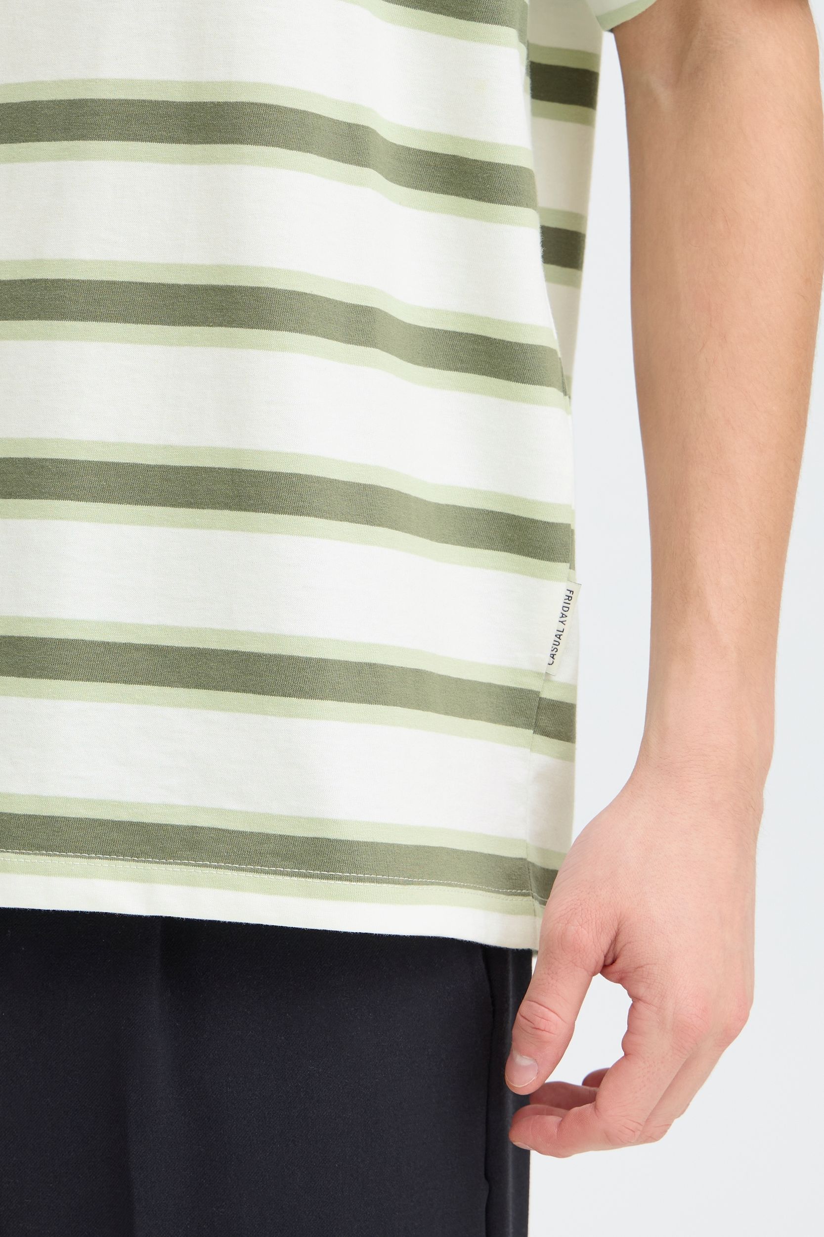 20506205_114201_360.jpg Gestreiftes Kurzarmshirt Rundhalsausschnitt Basic