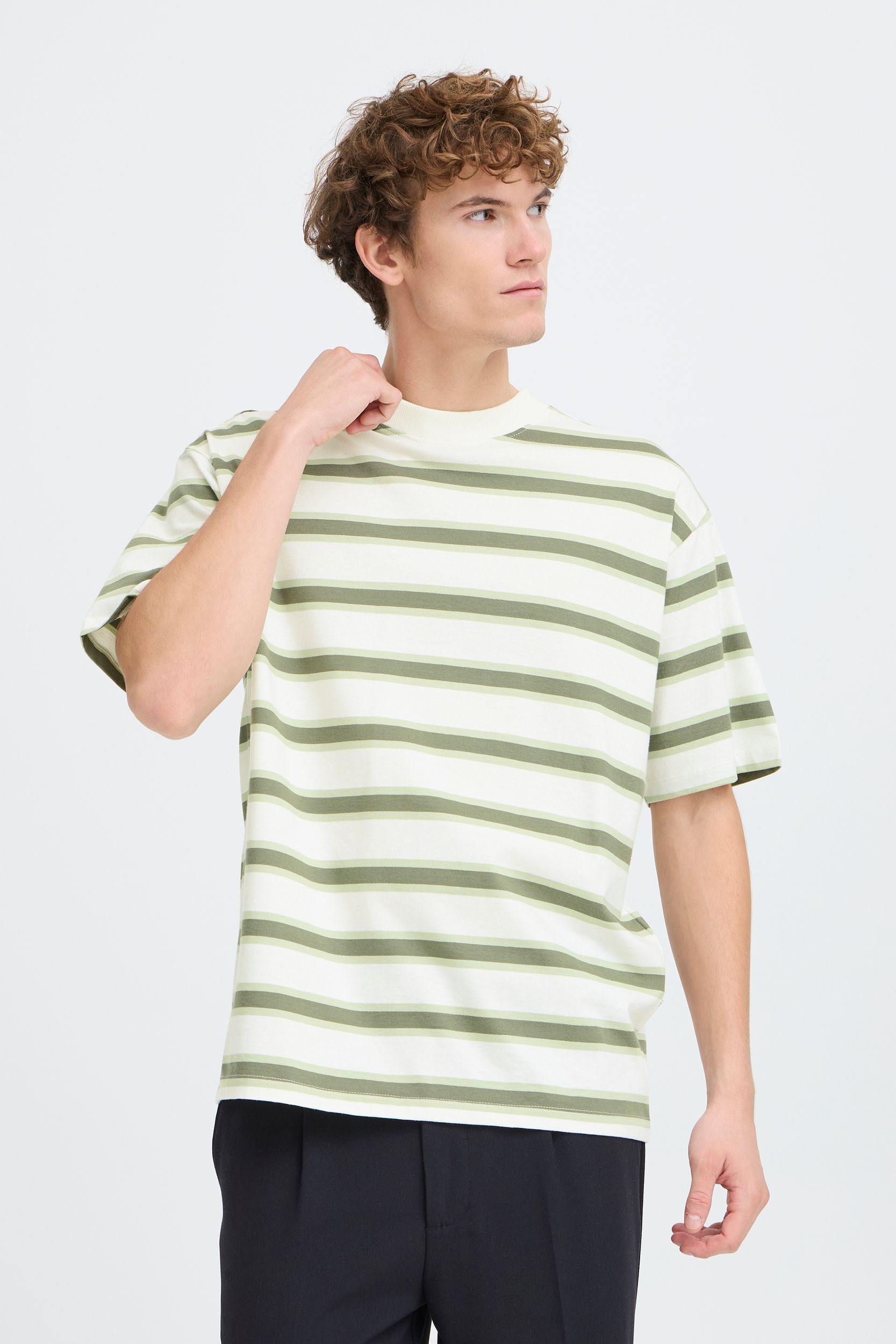 20506205_114201_500.jpg Gestreiftes Kurzarmshirt Rundhalsausschnitt Basic