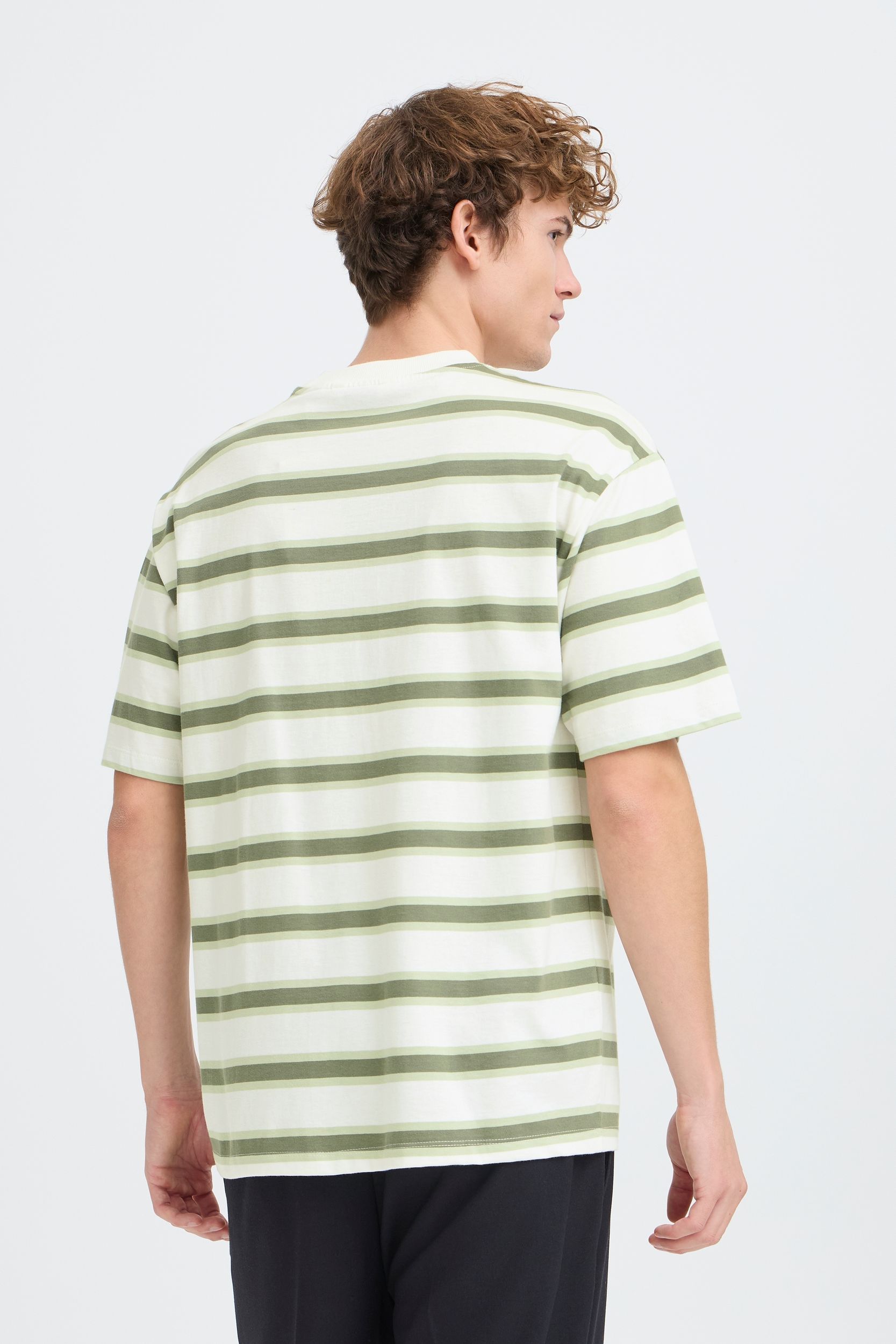 20506205_114201_550.jpg Gestreiftes Kurzarmshirt Rundhalsausschnitt Basic