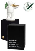 Engel mit Geige, auf großem Sockel mit 4-zeiliger Widmung von Wendt und Kühn