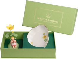 Mädchen mit Sumpfdotterblume, auf Hügel, mit Schale aus Meissener Porzellan 5226/1 von Wendt und Kühn Mädchen mit Sumpfdotterblume, auf Hügel, mit Schale aus Meissener Porzellan 5226/1 von Wendt und Kühn