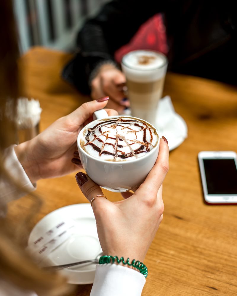 Kaffeesirup in Kaffee im Cafe