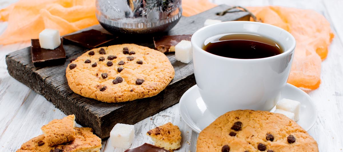 Kaffee Kekse auf Tisch