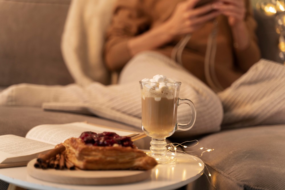 Milch aus Milcherwärmer in Hotel