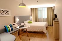 Komfortables Bett mit Holzelementen