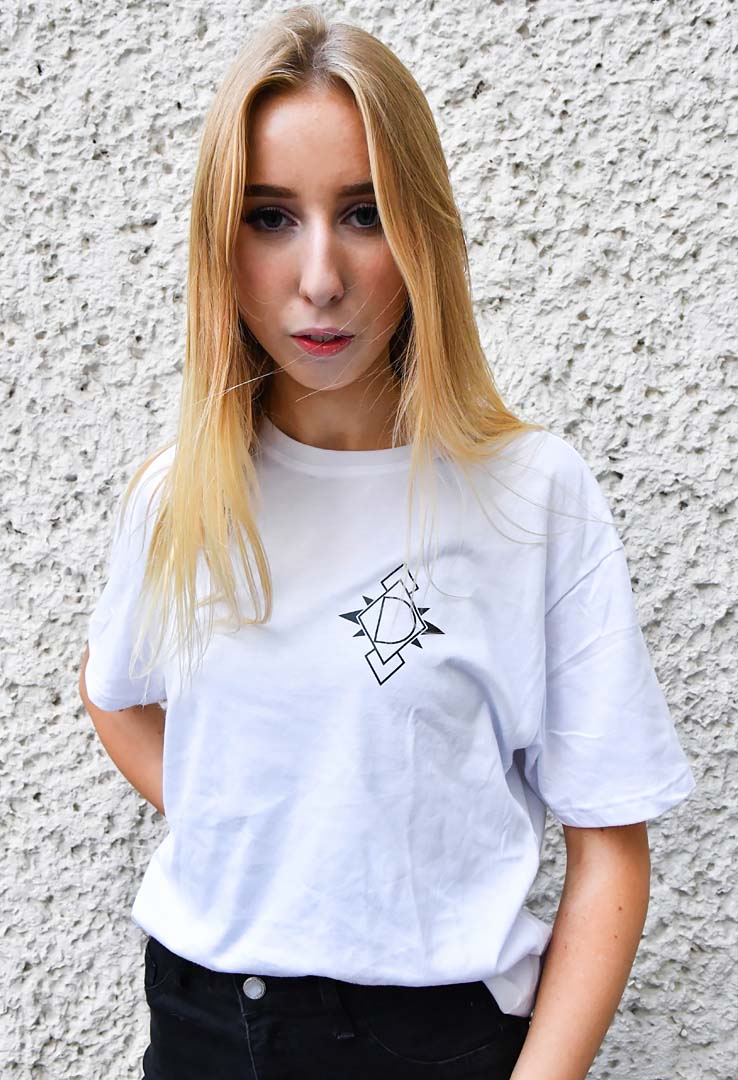 weißes Shirt mit Backprint "Doro"