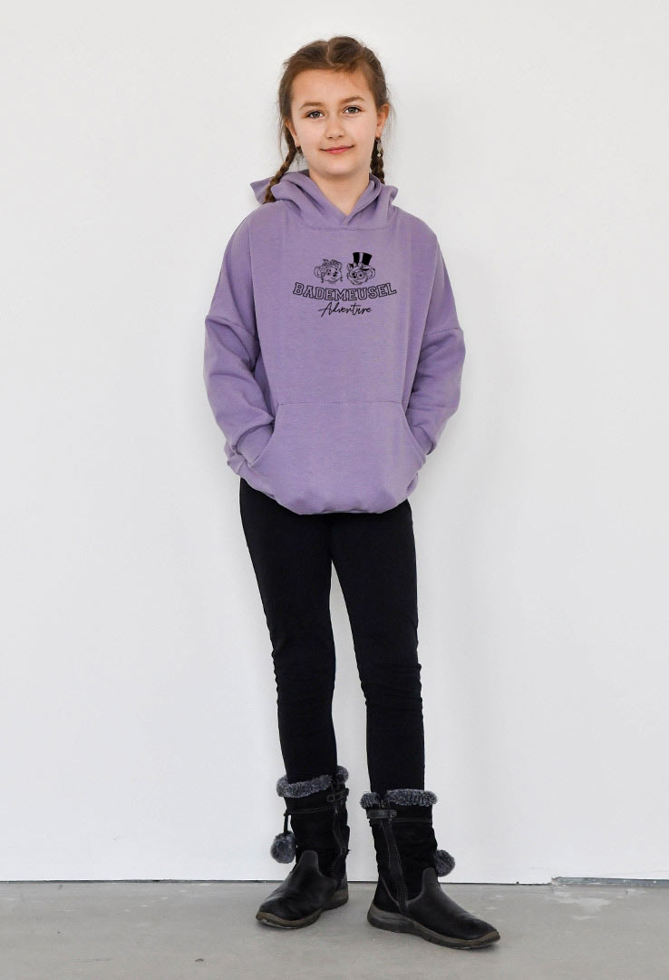 Kapuzen- Sweater lila mit Print "Bademeusel Adventure"