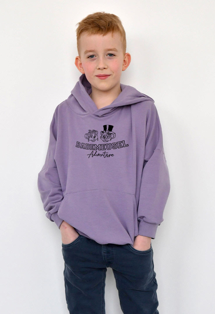 Kapuzen- Sweater lila mit Print "Bademeusel Adventure"