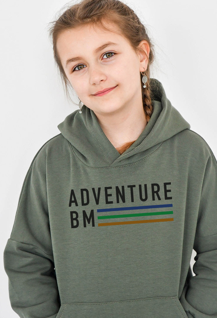 Kapuzen- Sweater oliv mit Print "Adventure"
