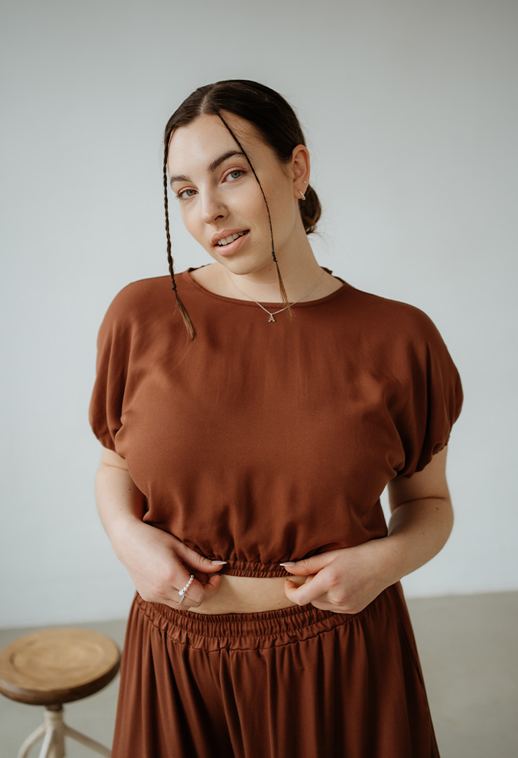 Leichtes Sommer Crop Top mit Rückenausschnitt und Schleifendetail