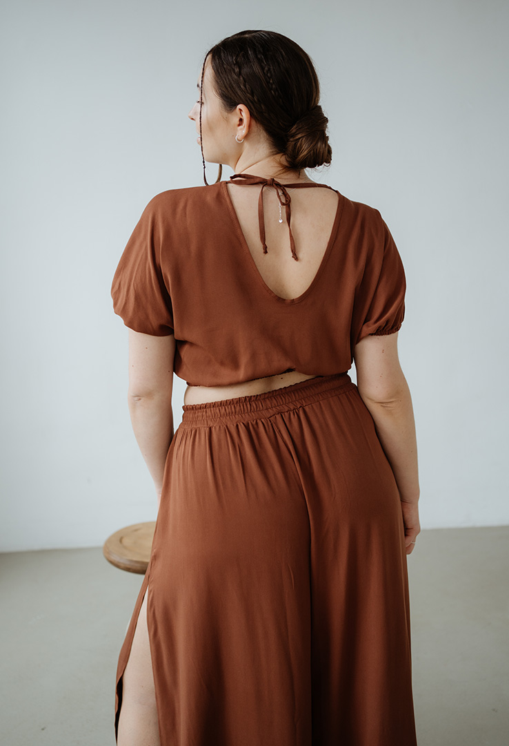 Leichtes Sommer Crop Top mit Rückenausschnitt und Schleifendetail