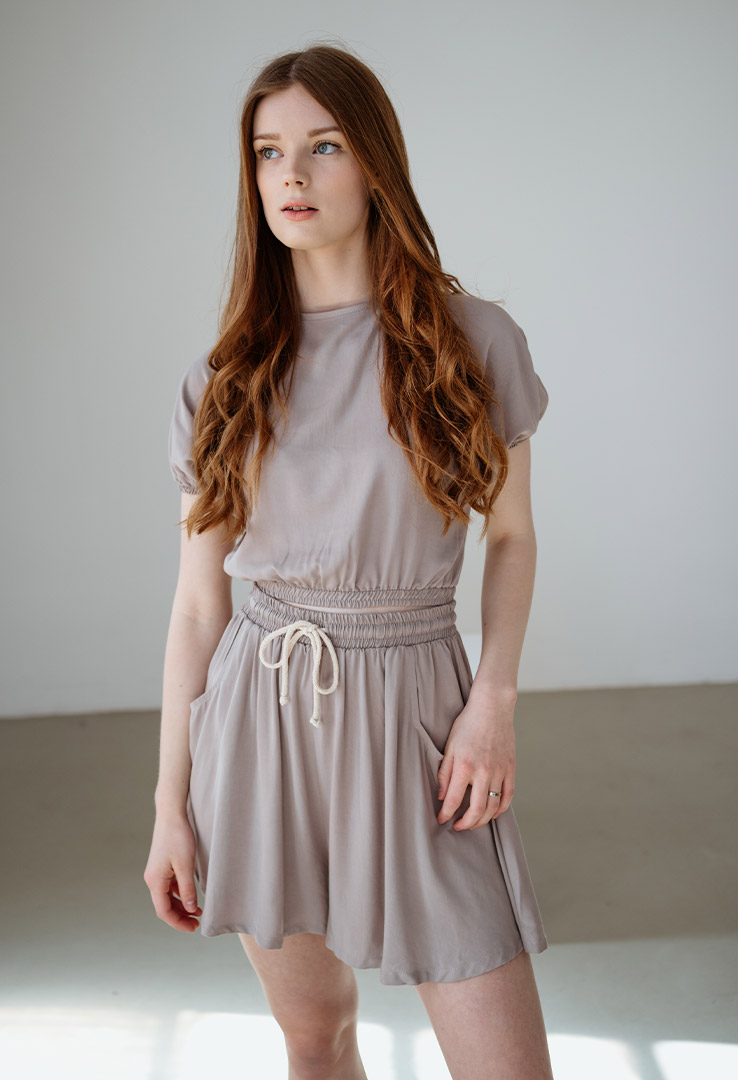 Leichtes Sommer Crop Top mit Rückenausschnitt und Schleifendetail